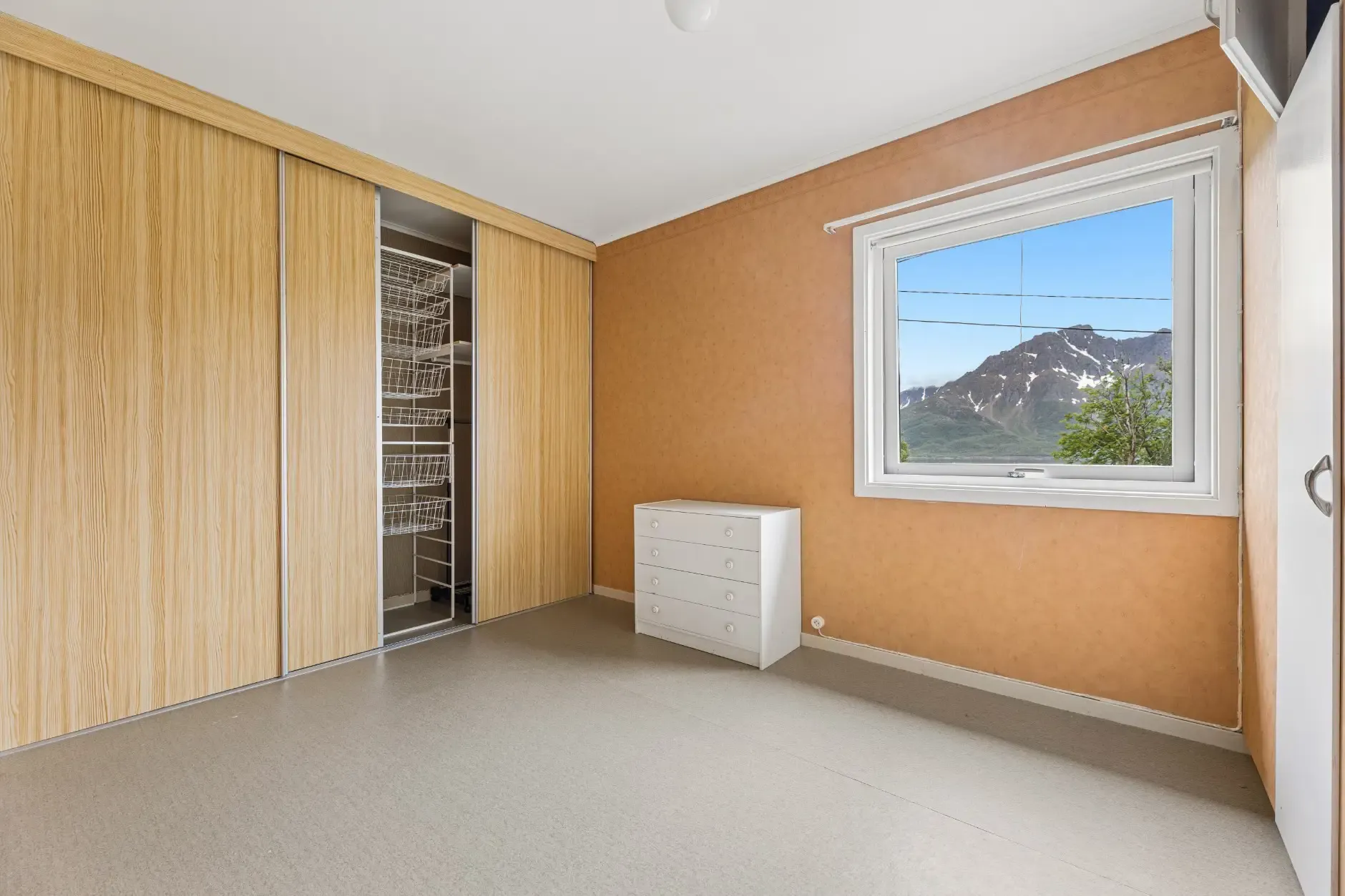 1960s Øksfjord House with Fjord Views: 4-Bedroom, Terrace, and Garage - View image 16 of 29