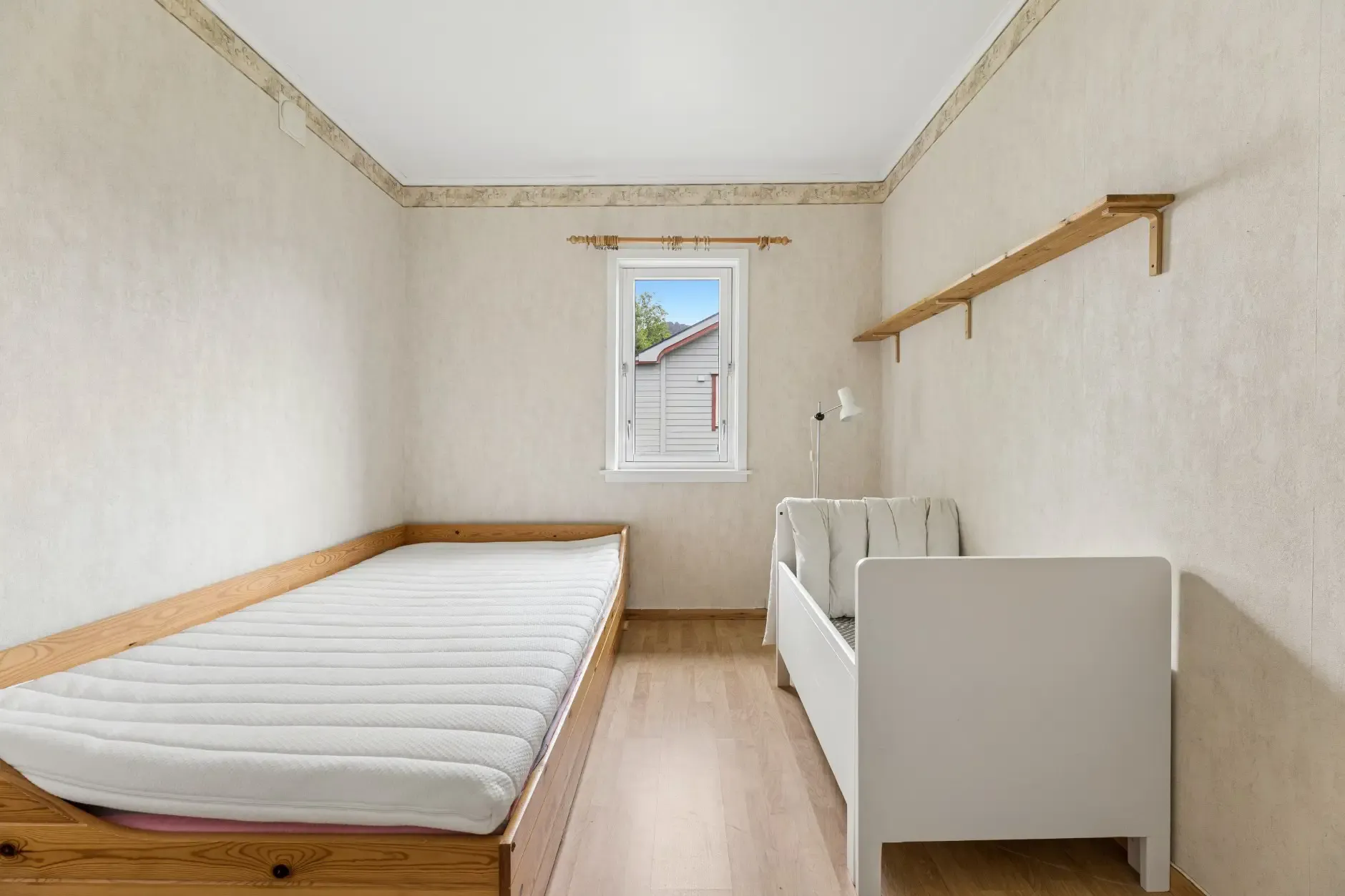 1960s Øksfjord House with Fjord Views: 4-Bedroom, Terrace, and Garage - View image 17 of 29