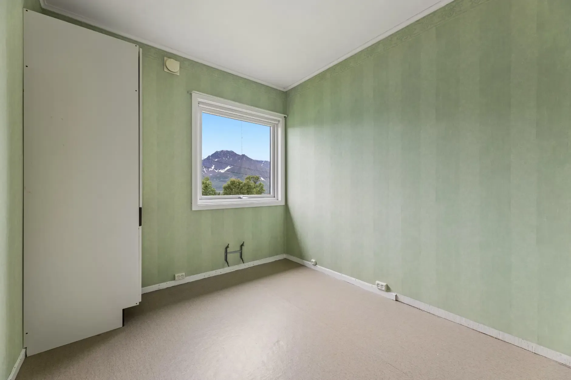 1960s Øksfjord House with Fjord Views: 4-Bedroom, Terrace, and Garage - View image 18 of 29