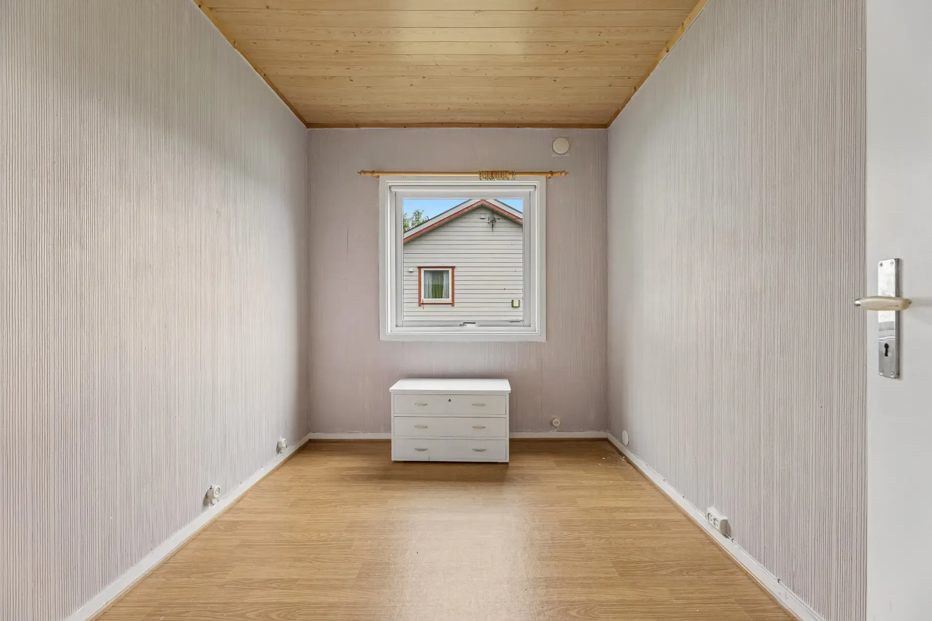 1960s Øksfjord House with Fjord Views: 4-Bedroom, Terrace, and Garage - View image 19 of 29