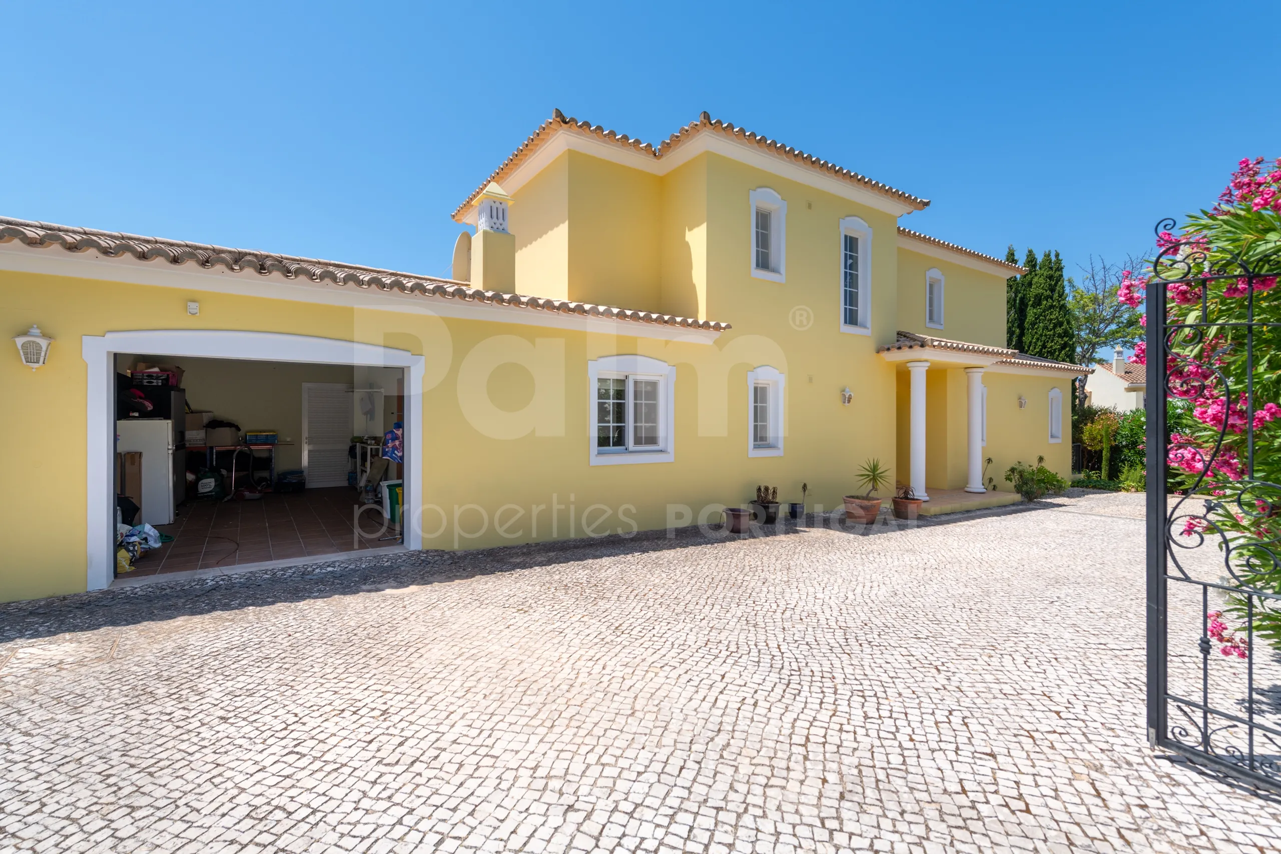 Stylish Algarve Villa with Heated Pool and Sea Views in Presa da Moura - View image 35 of 55