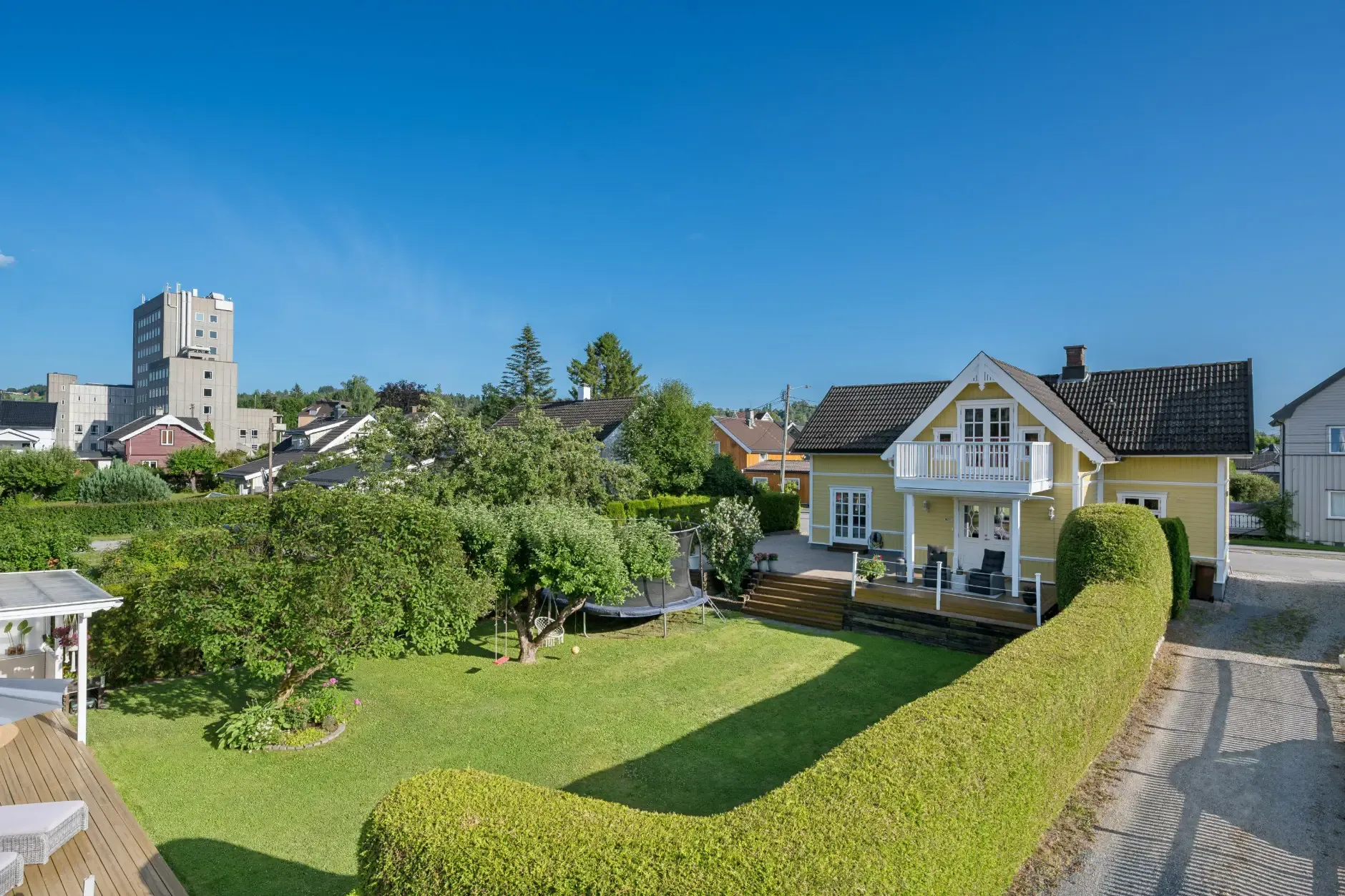 1920s Norwegian House with Private Shoreline and Garden in Hønefoss - Image 2