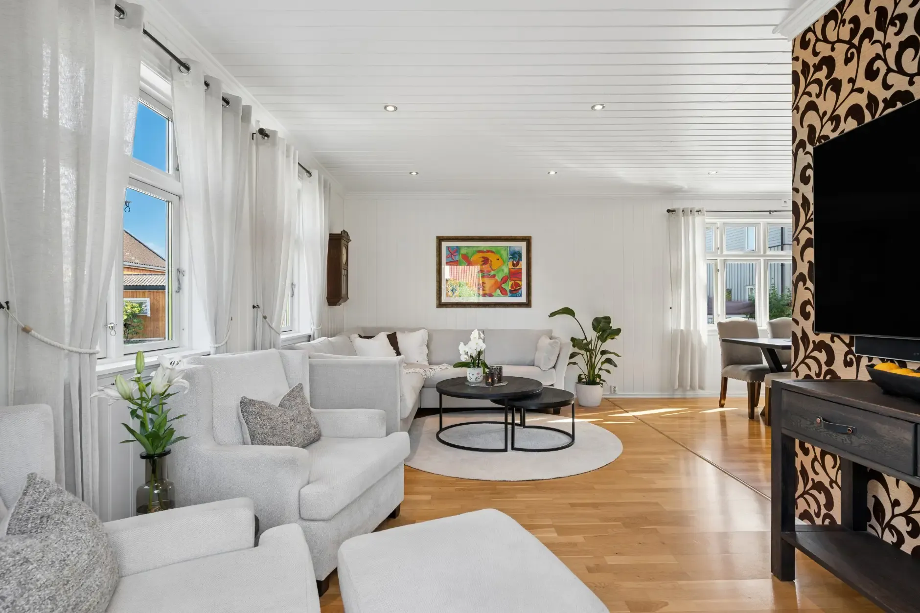 1920s Norwegian House with Private Shoreline and Garden in Hønefoss - View image 8 of 47