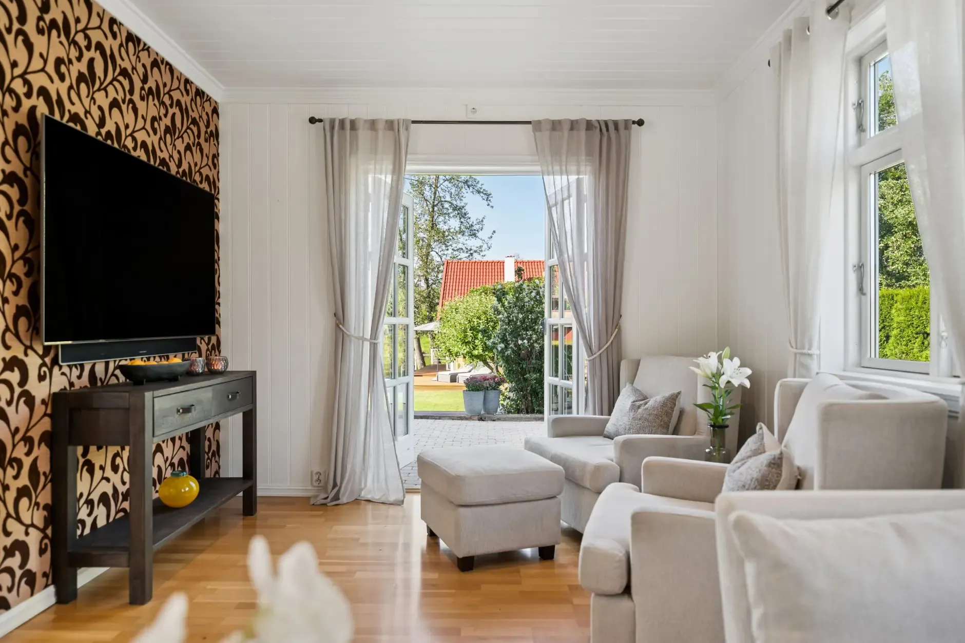 1920s Norwegian House with Private Shoreline and Garden in Hønefoss - View image 9 of 47