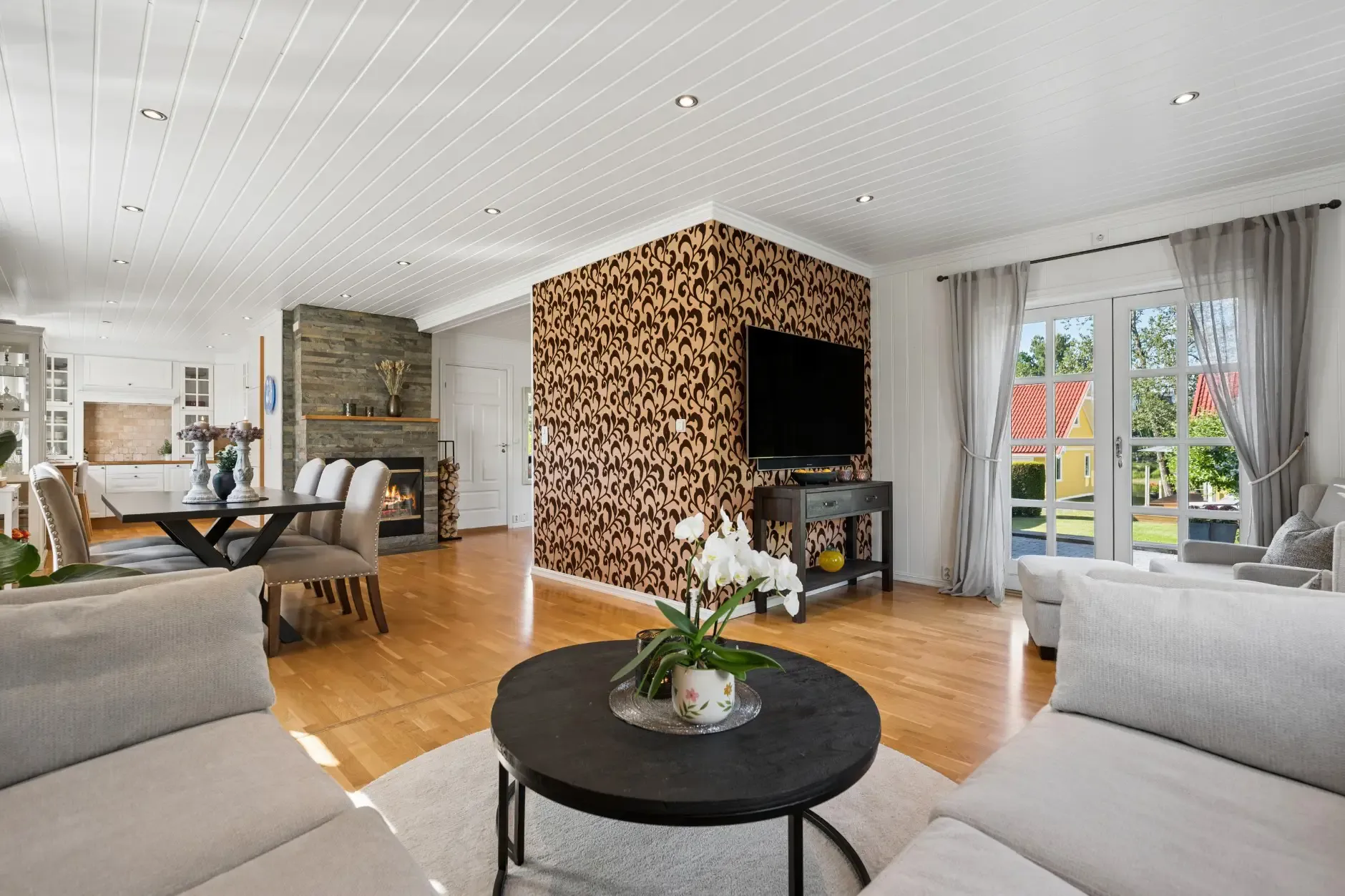 1920s Norwegian House with Private Shoreline and Garden in Hønefoss - View image 10 of 47