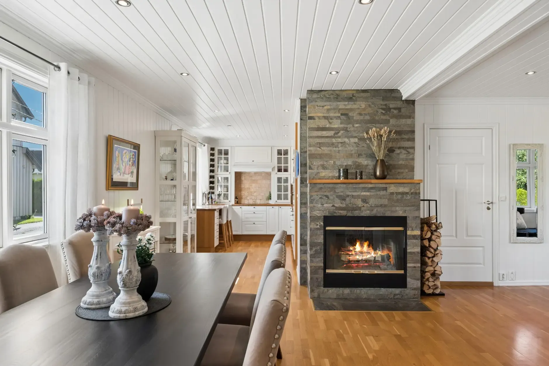 1920s Norwegian House with Private Shoreline and Garden in Hønefoss - View image 11 of 47