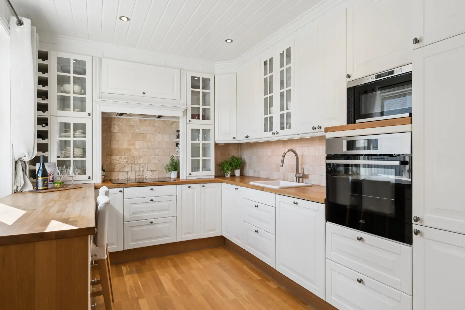 1920s Norwegian House with Private Shoreline and Garden in Hønefoss - View image 13 of 47
