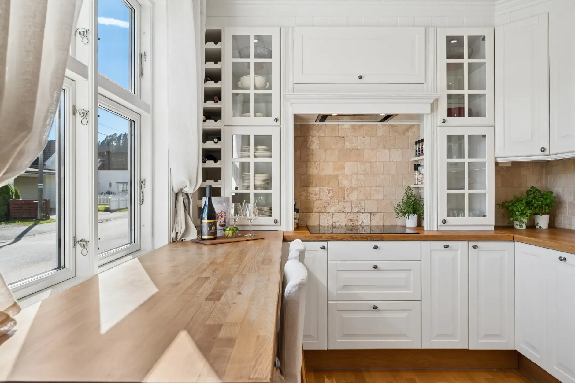 1920s Norwegian House with Private Shoreline and Garden in Hønefoss - View image 14 of 47