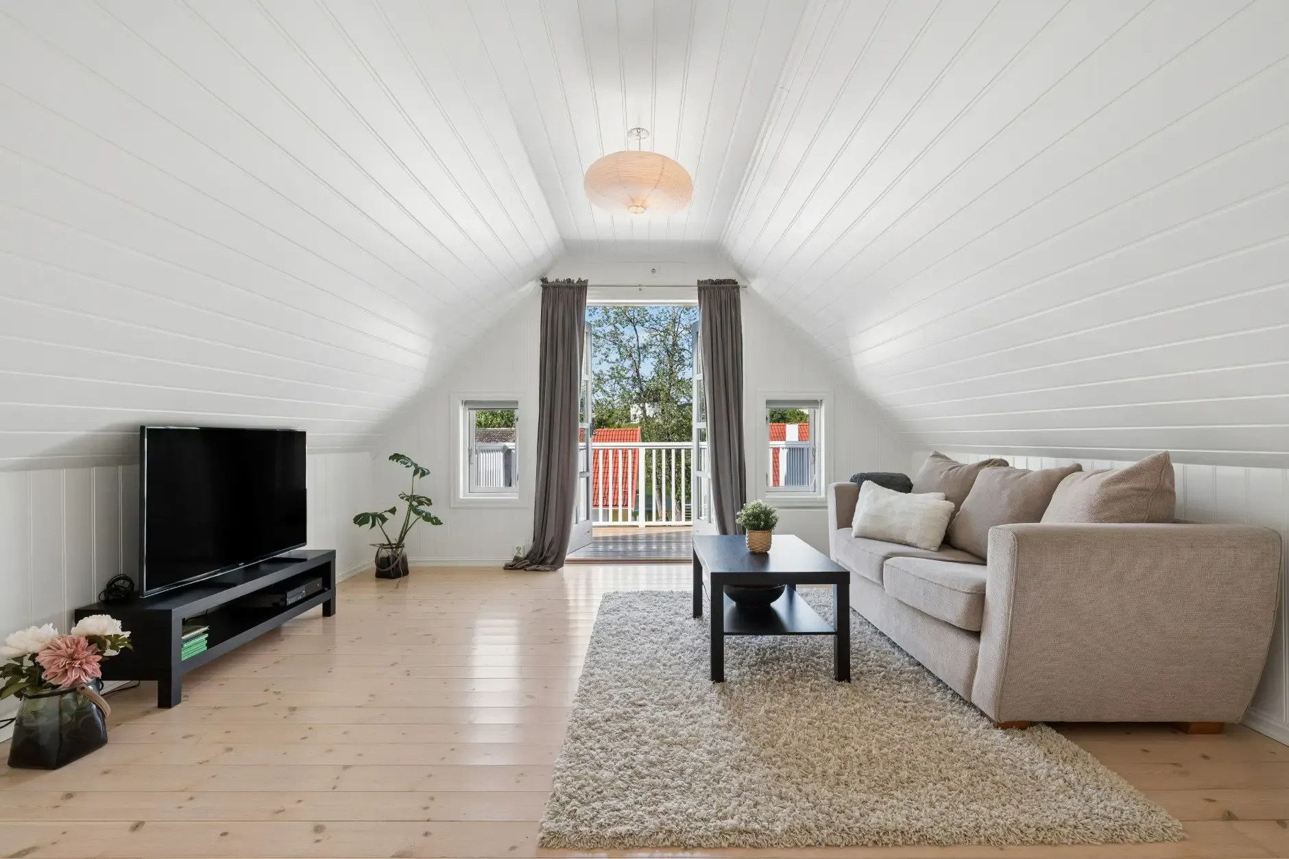 1920s Norwegian House with Private Shoreline and Garden in Hønefoss - View image 18 of 47