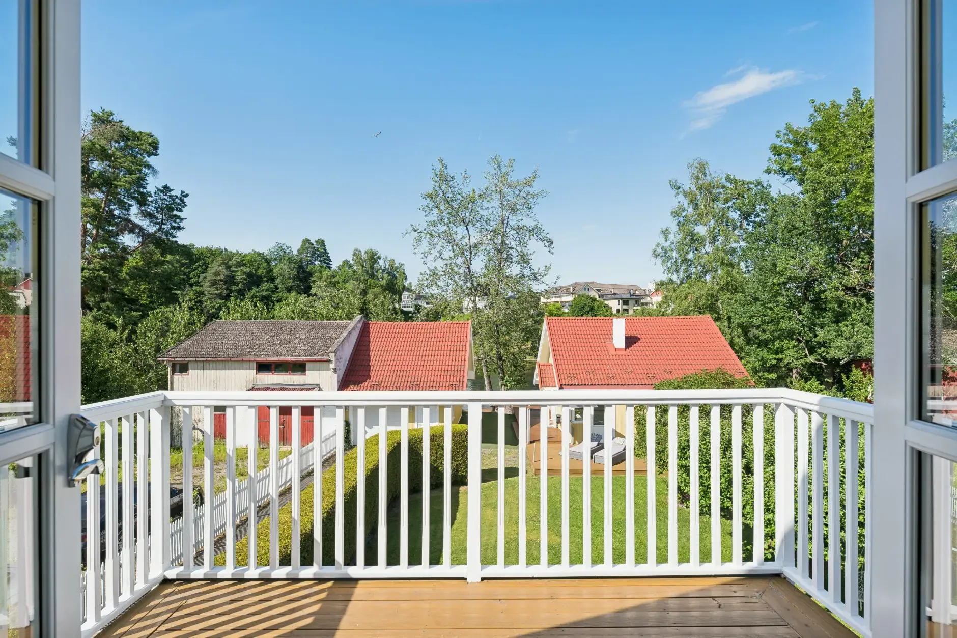 1920s Norwegian House with Private Shoreline and Garden in Hønefoss - View image 19 of 47