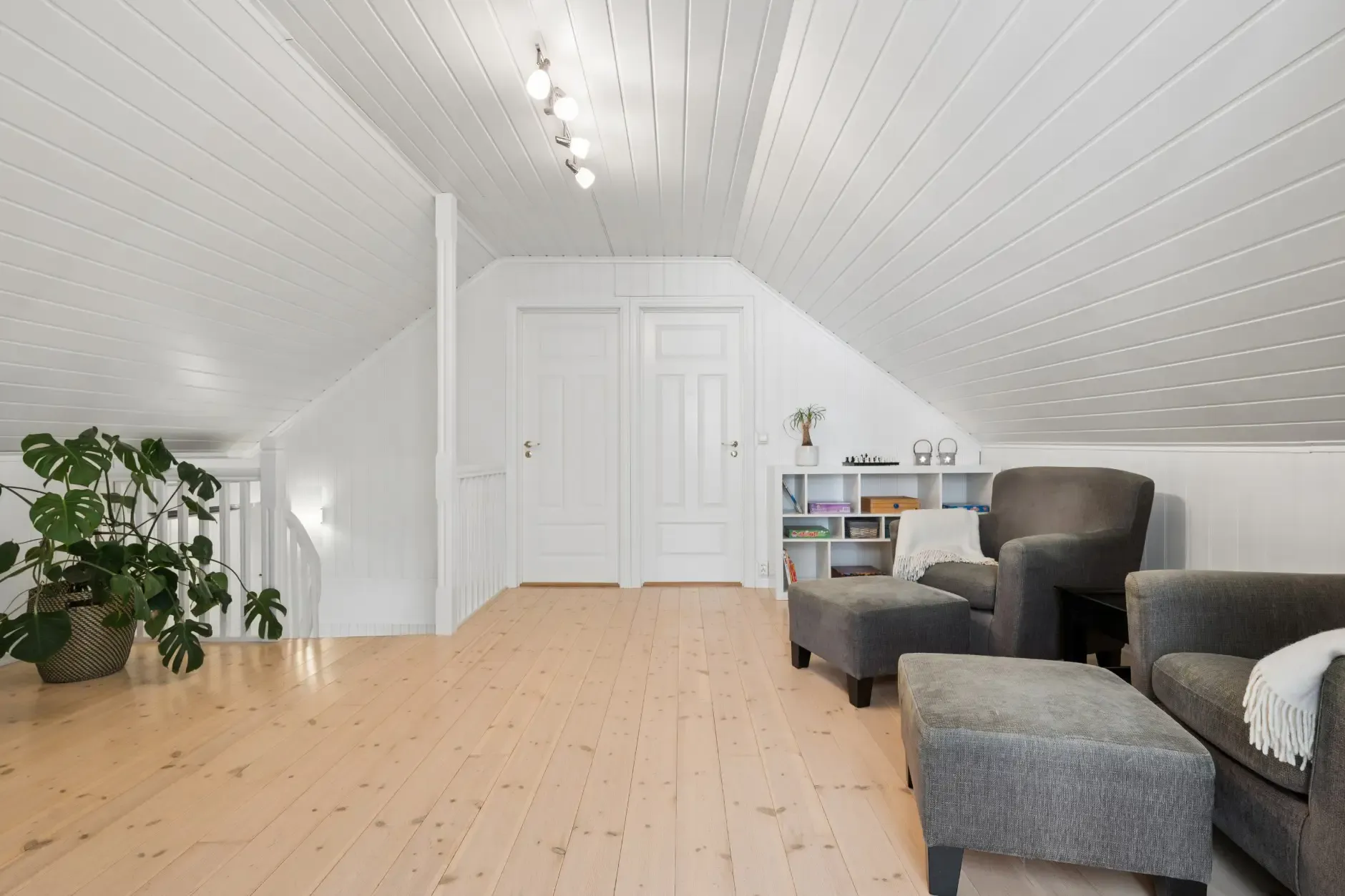 1920s Norwegian House with Private Shoreline and Garden in Hønefoss - View image 20 of 47
