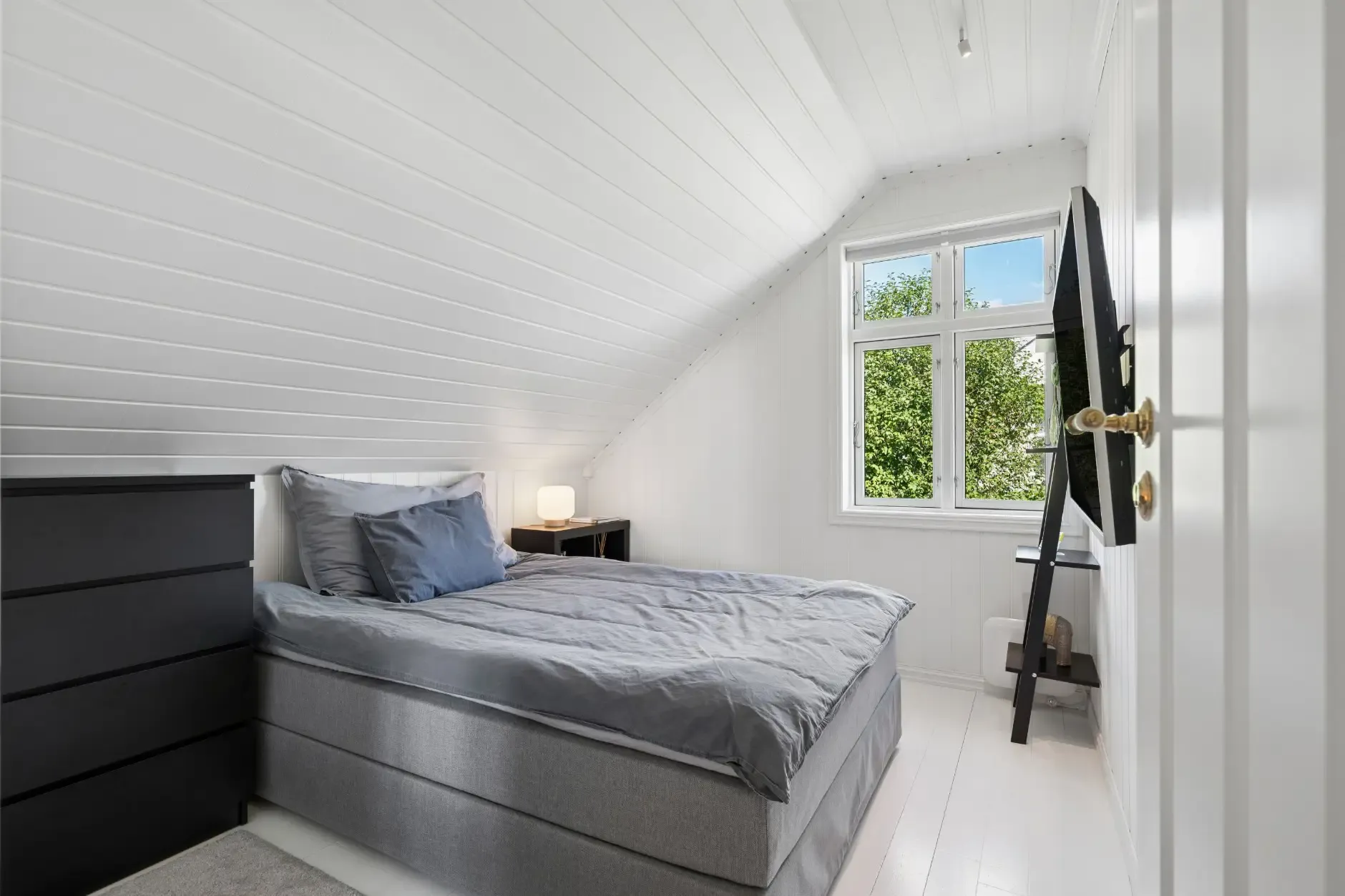 1920s Norwegian House with Private Shoreline and Garden in Hønefoss - View image 21 of 47