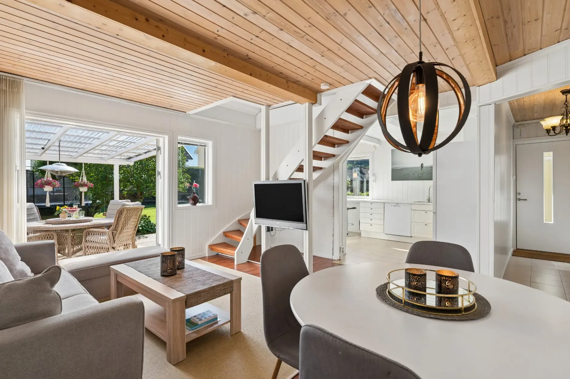1920s Norwegian House with Private Shoreline and Garden in Hønefoss - View image 31 of 47