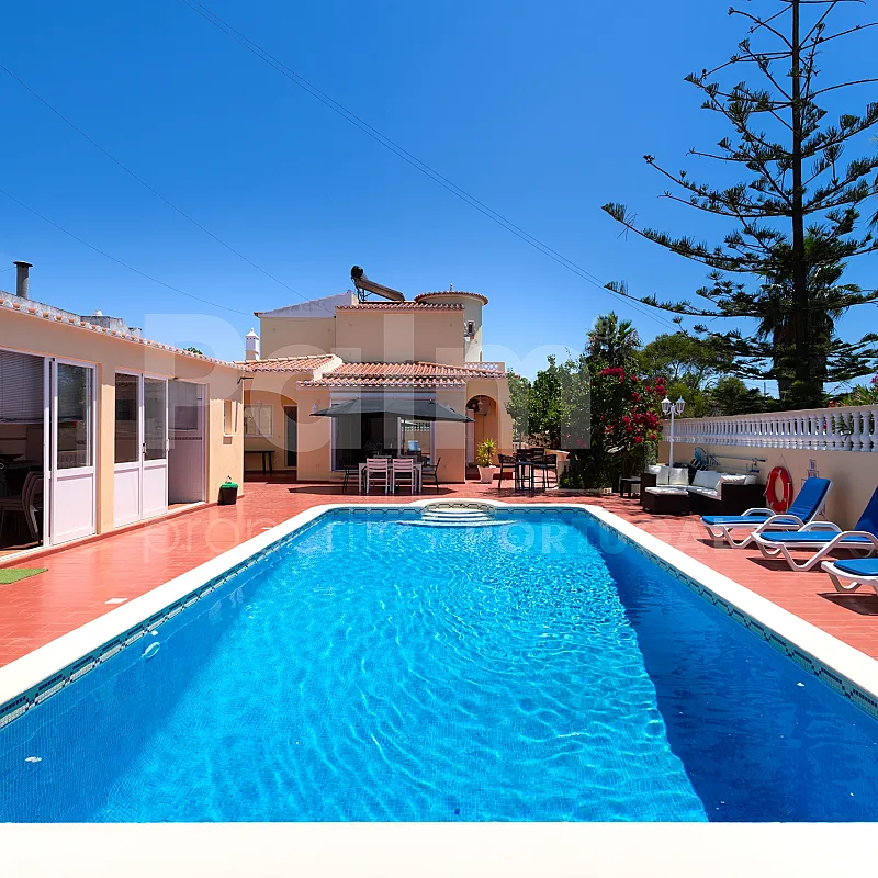 Spacious 4-Bedroom Villa with Pool and Garden in Algarve's Scenic Lagoa