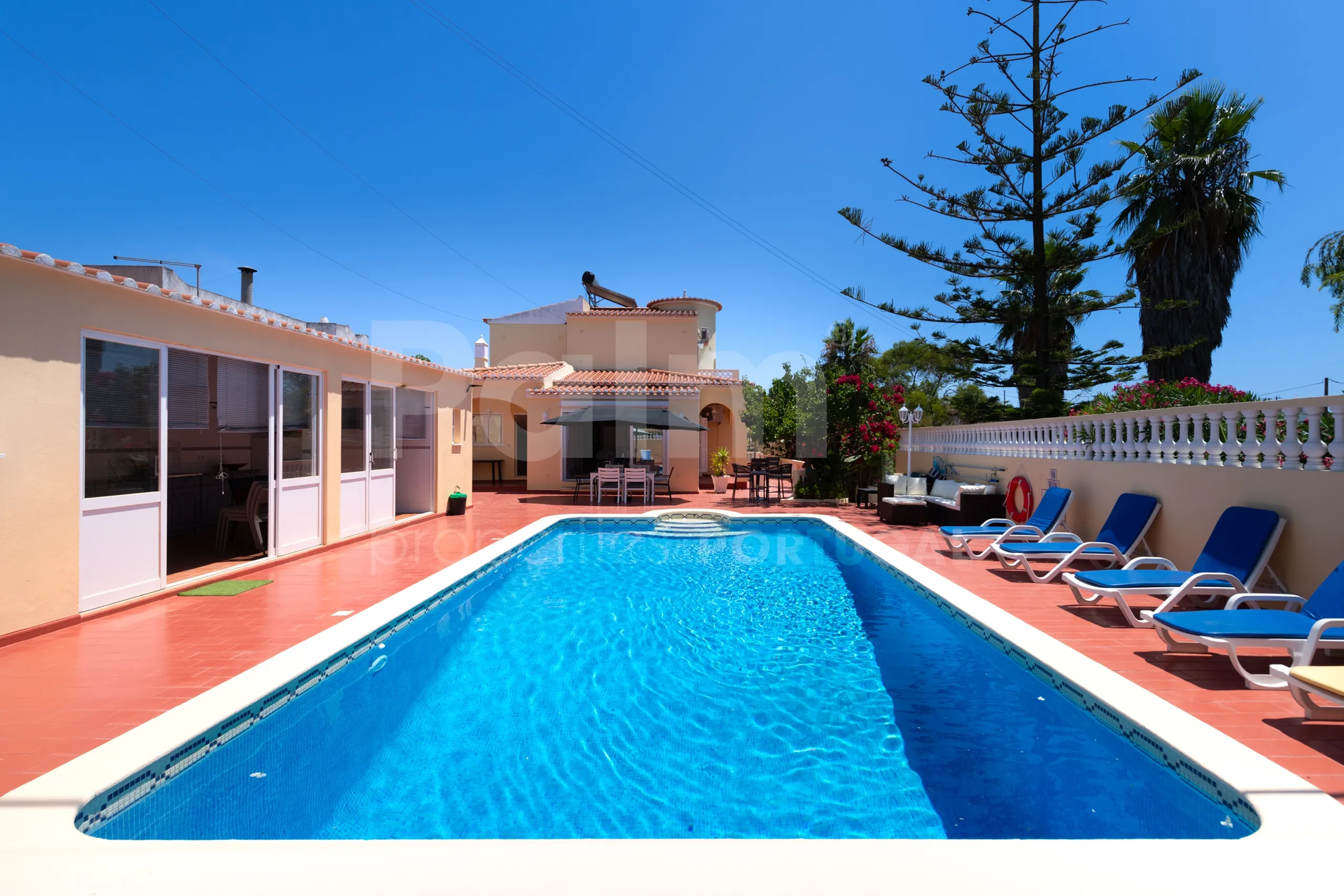 Spacious 4-Bedroom Villa with Pool and Garden in Algarve's Scenic Lagoa - Image 1