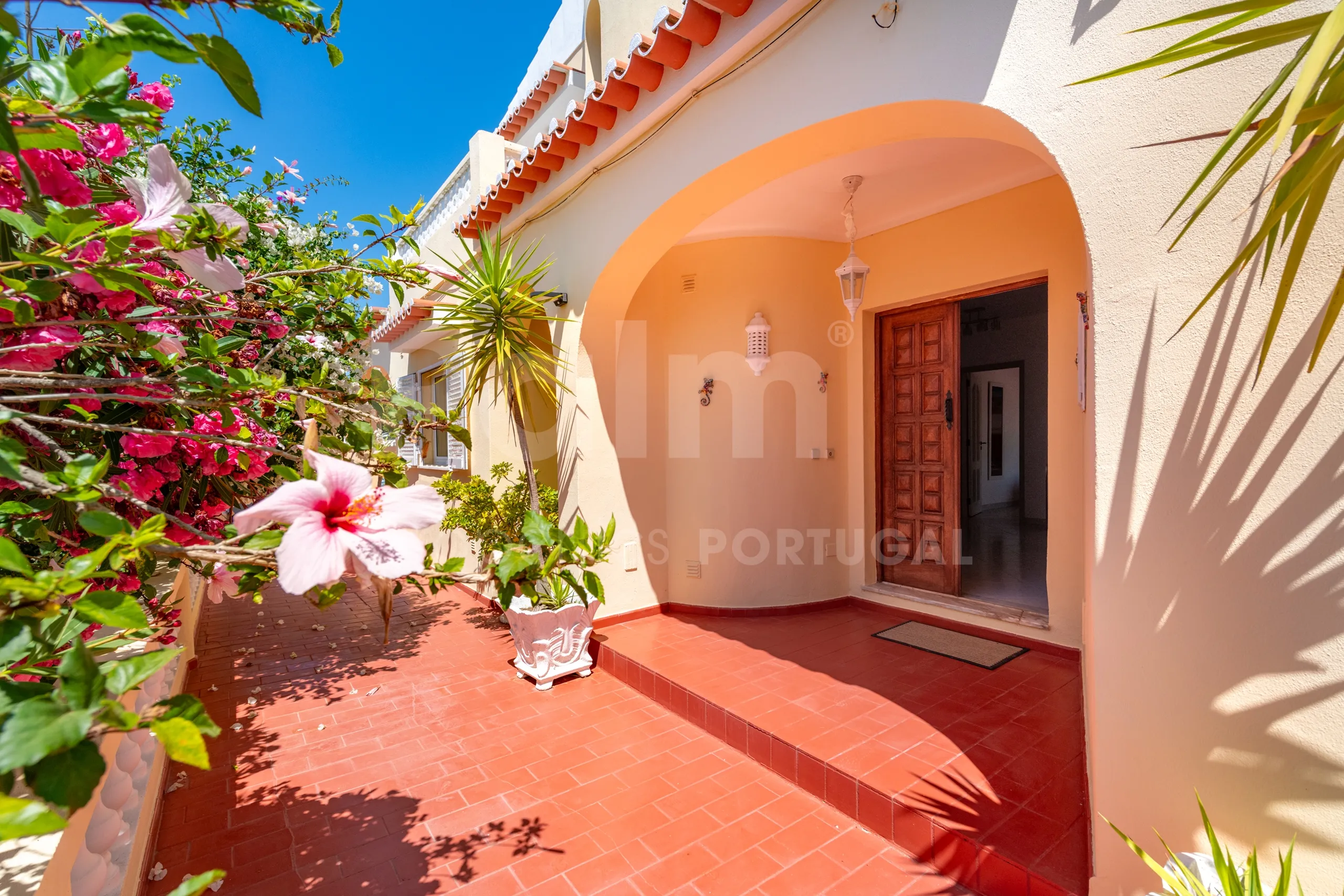 Spacious 4-Bedroom Villa with Pool and Garden in Algarve's Scenic Lagoa - Image 3
