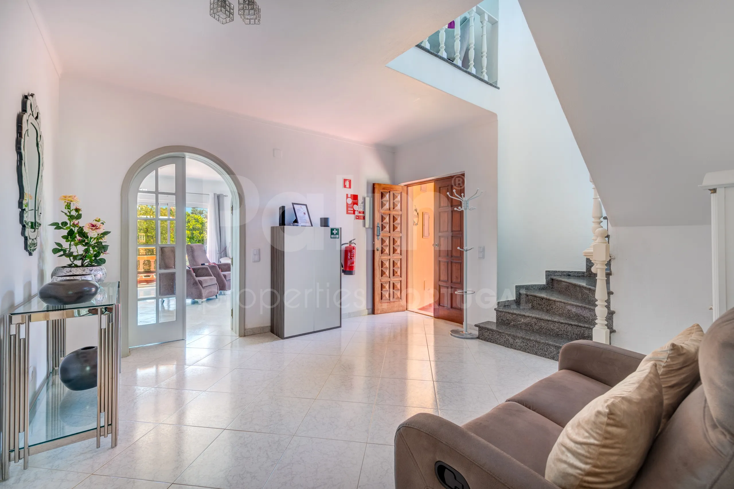 Spacious 4-Bedroom Villa with Pool and Garden in Algarve's Scenic Lagoa - Image 4