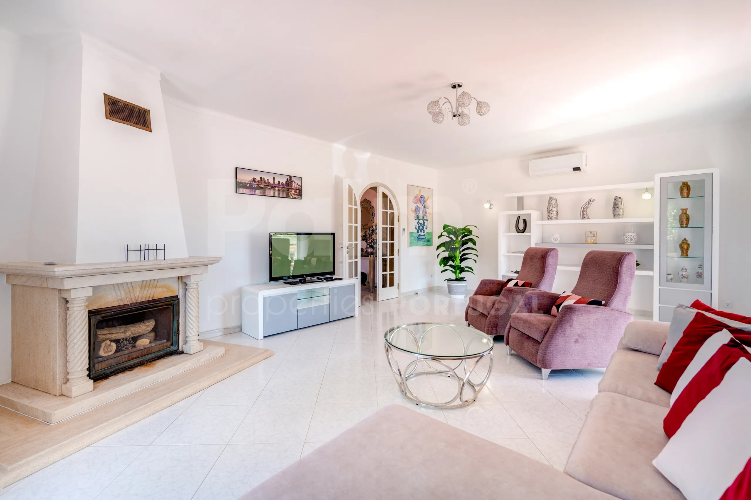 Spacious 4-Bedroom Villa with Pool and Garden in Algarve's Scenic Lagoa - Image 5