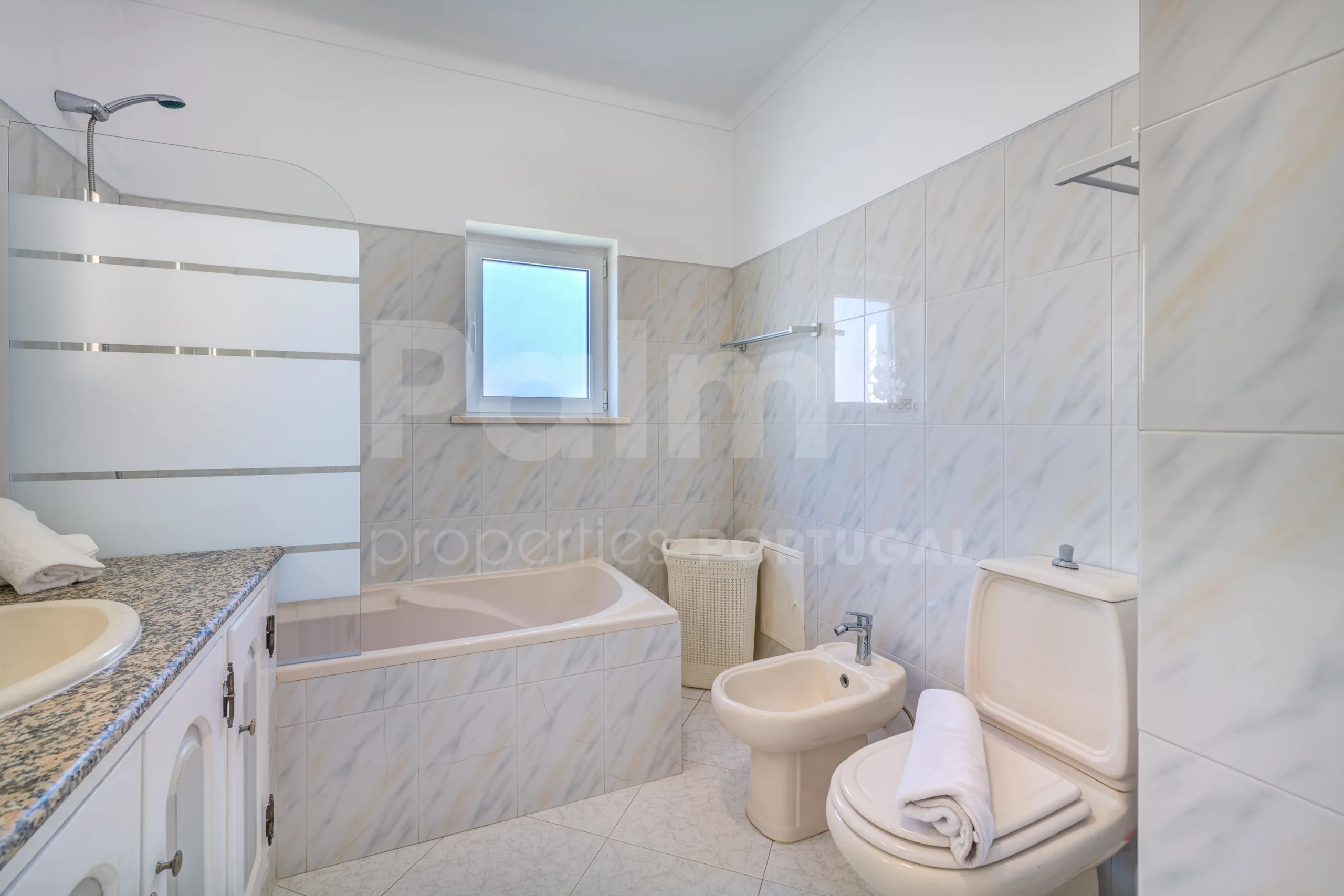 Spacious 4-Bedroom Villa with Pool and Garden in Algarve's Scenic Lagoa - View image 27 of 61