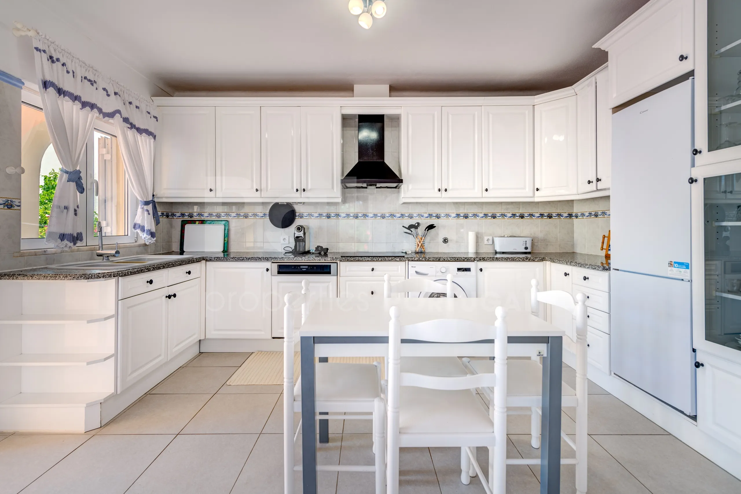 Spacious 4-Bedroom Villa with Pool and Garden in Algarve's Scenic Lagoa - View image 40 of 61