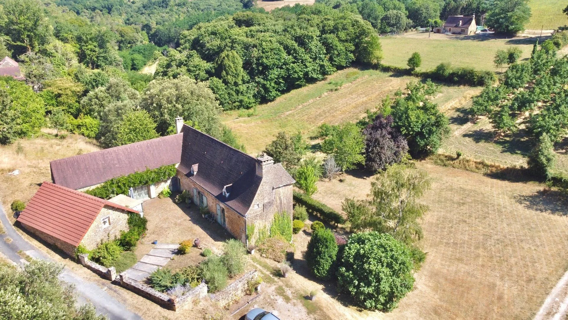 4-Bedroom House with Expansive Garden and Stone Barn in Sarlat-la-Canéda - Image 3