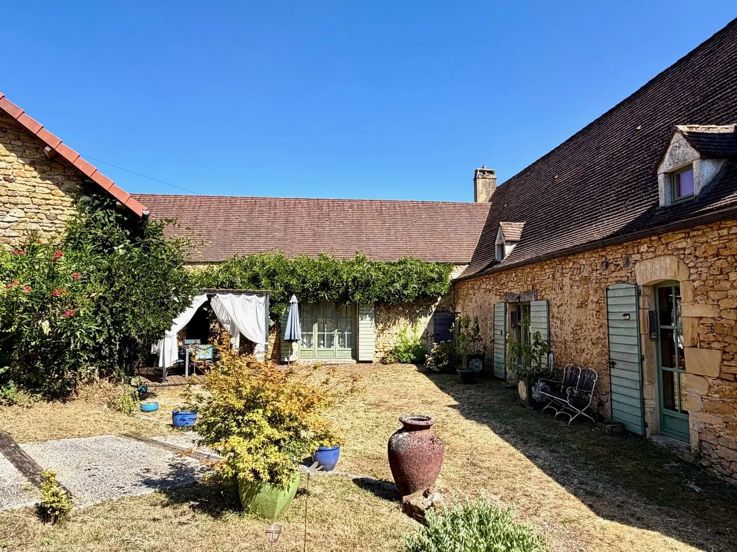 4-Bedroom House with Expansive Garden and Stone Barn in Sarlat-la-Canéda - Image 4