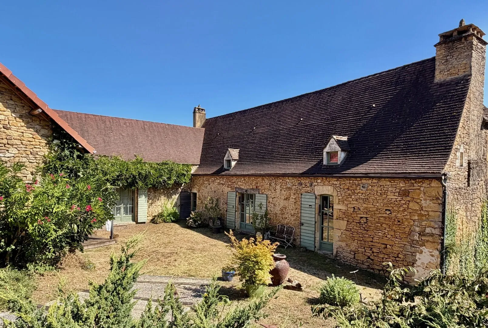 4-Bedroom House with Expansive Garden and Stone Barn in Sarlat-la-Canéda - View image 34 of 39