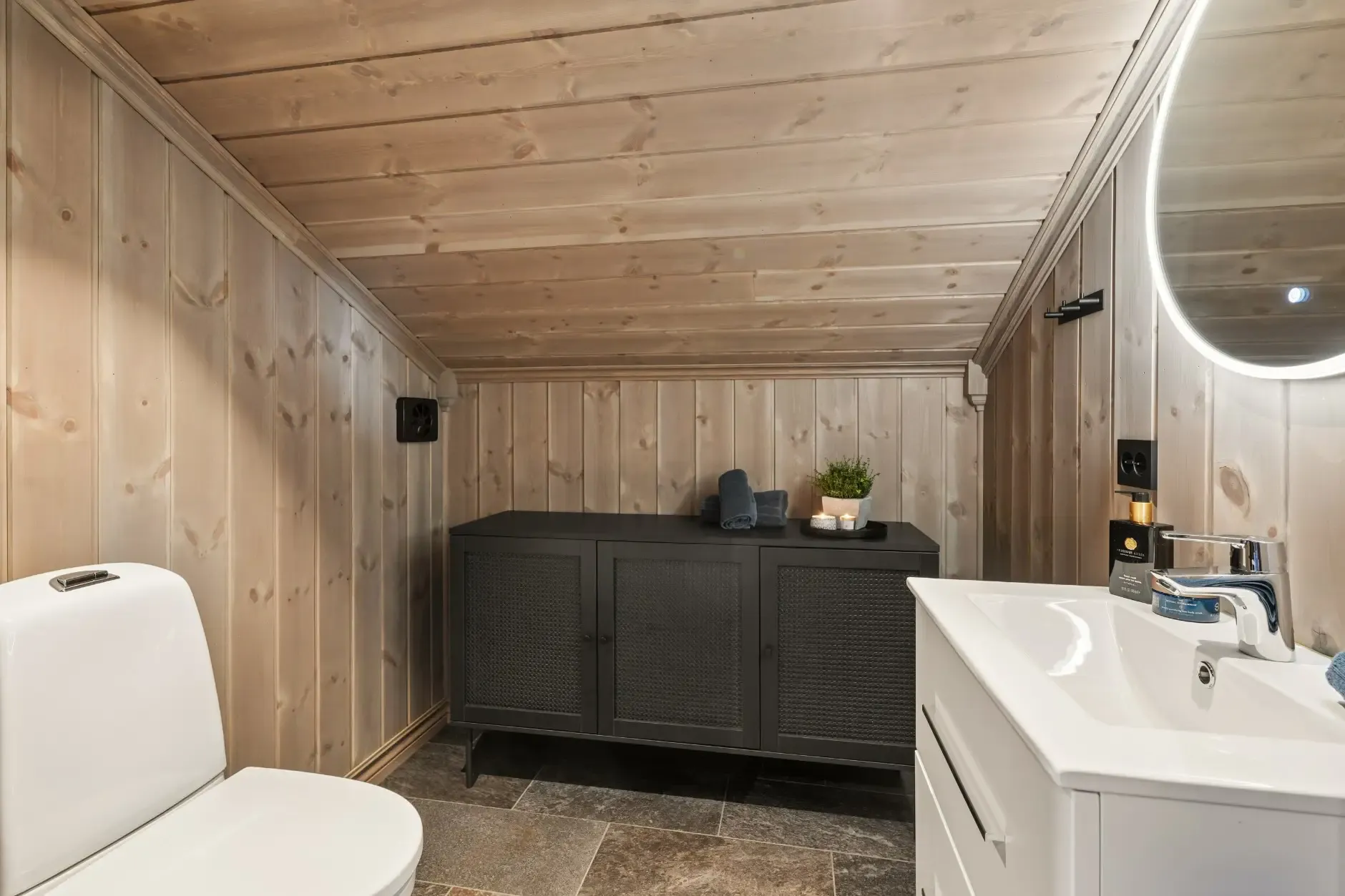 Modern 5-Bedroom Country House in Bagn with Panoramic Views and Solar Benefits - View image 28 of 38