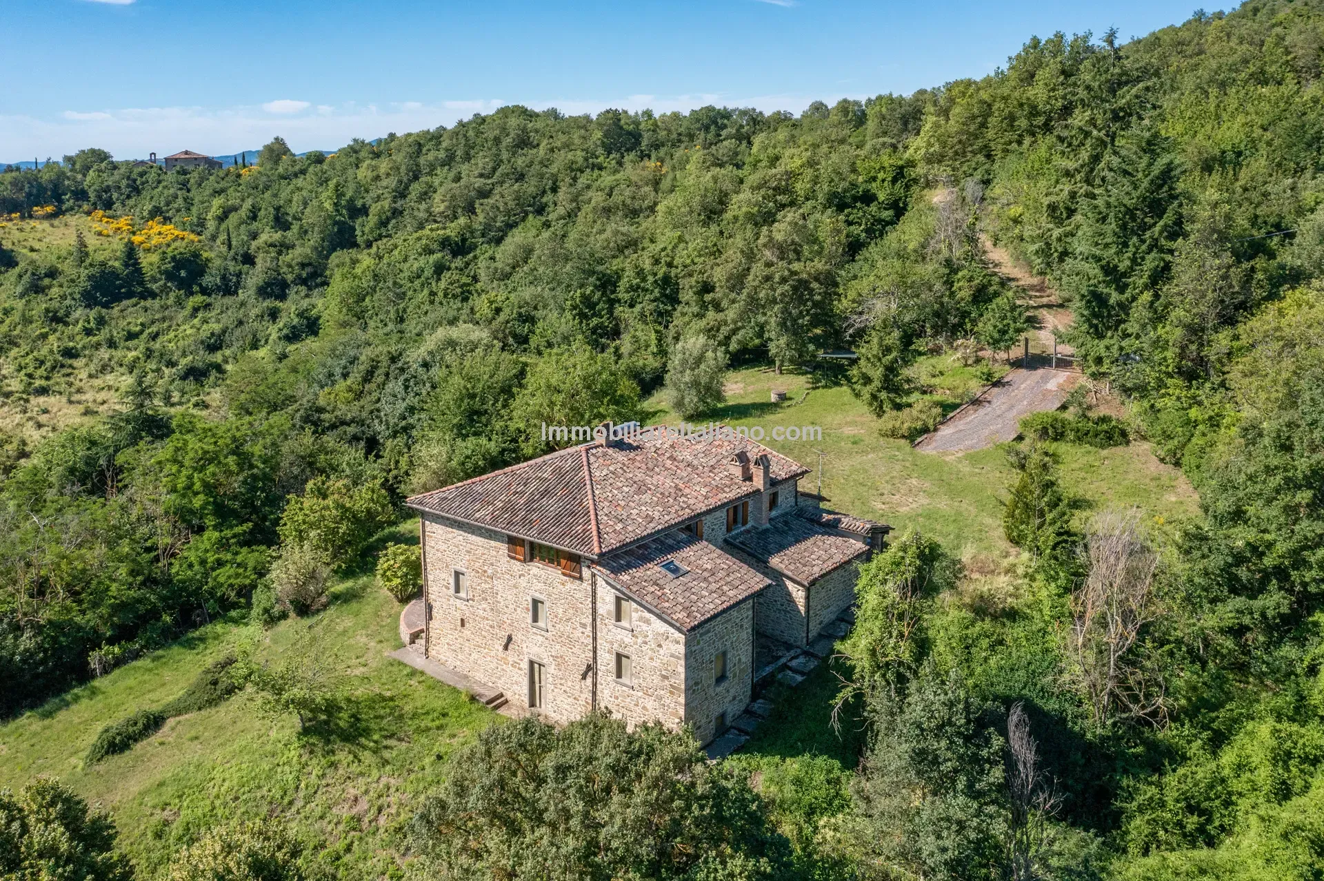 Stone Farmhouse with Ruin and Olive Grove in Umbria's Tiber Valley - View image 7 of 56