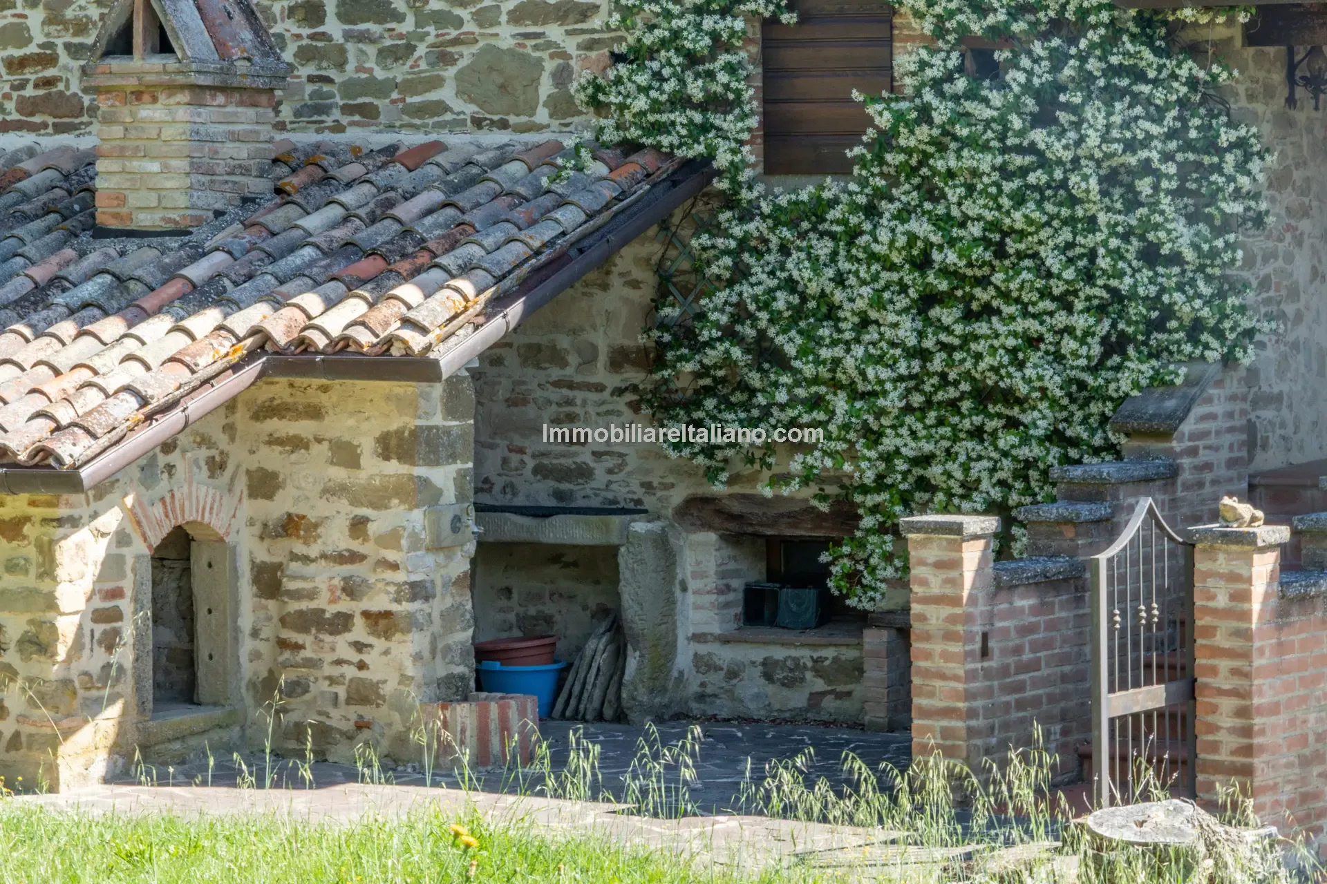 Stone Farmhouse with Ruin and Olive Grove in Umbria's Tiber Valley - View image 21 of 56