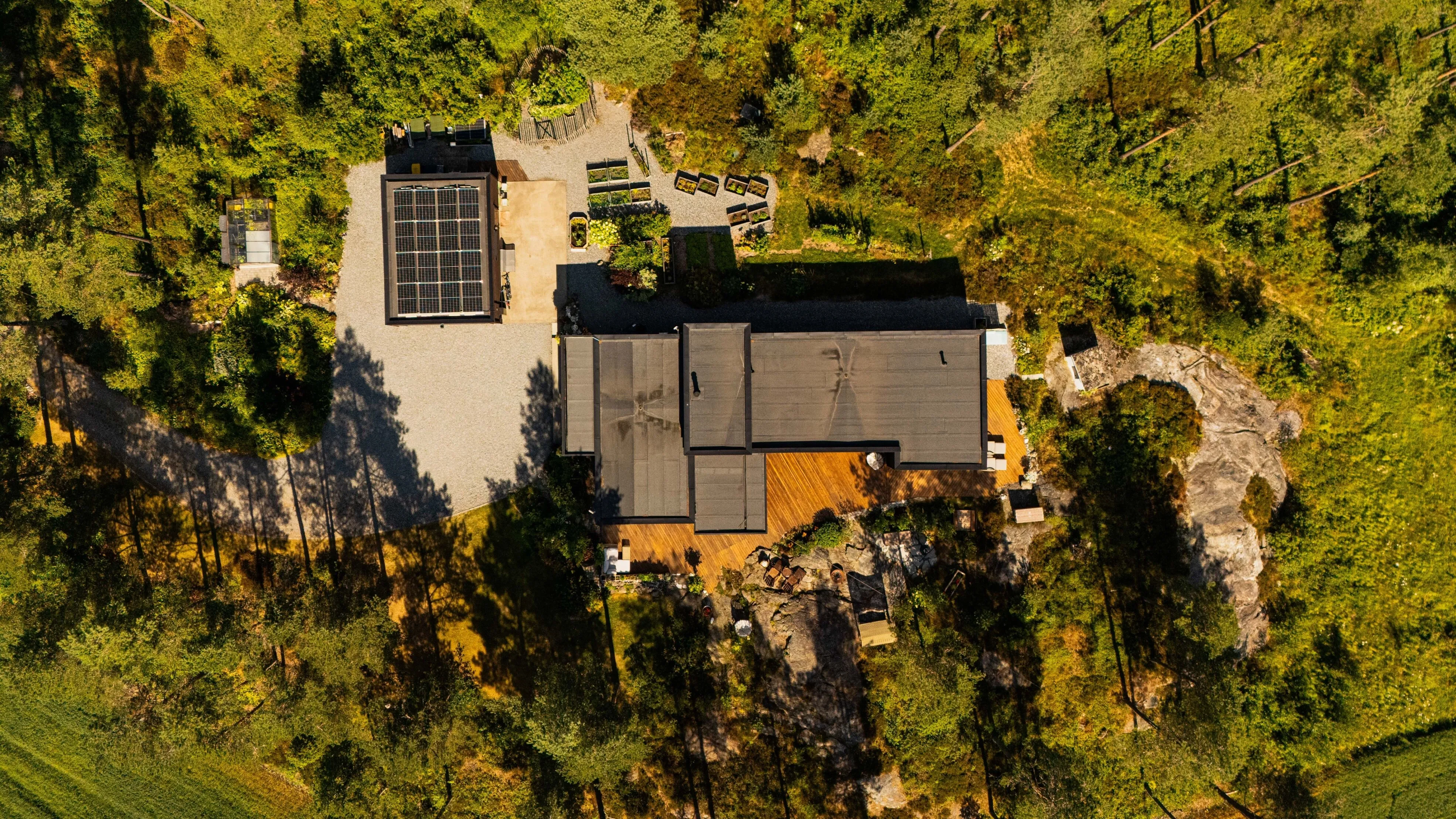 Contemporary 3-Bedroom House with Expansive Garden in Degernes, Norway - Image 2