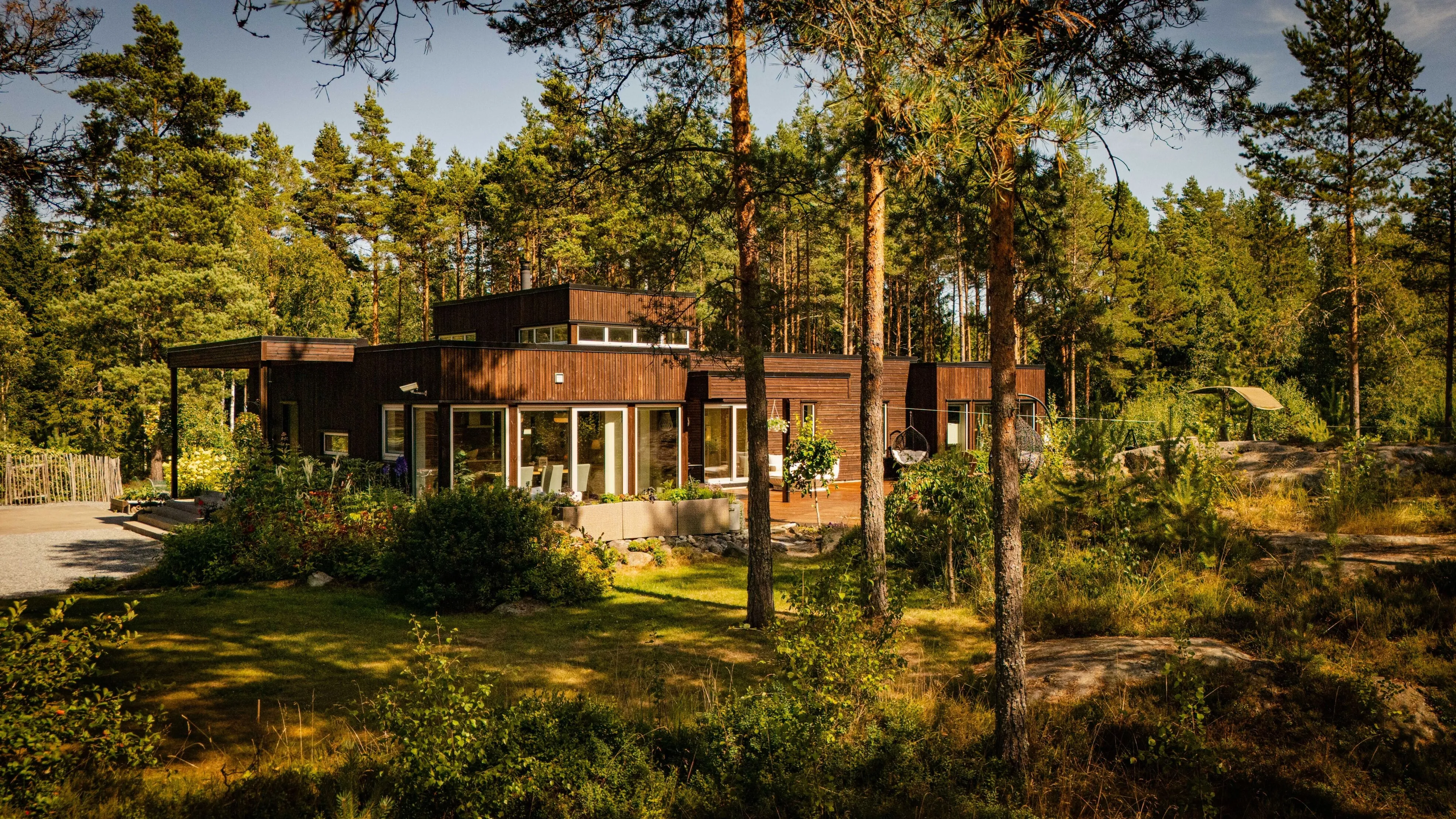Contemporary 3-Bedroom House with Expansive Garden in Degernes, Norway - Image 3