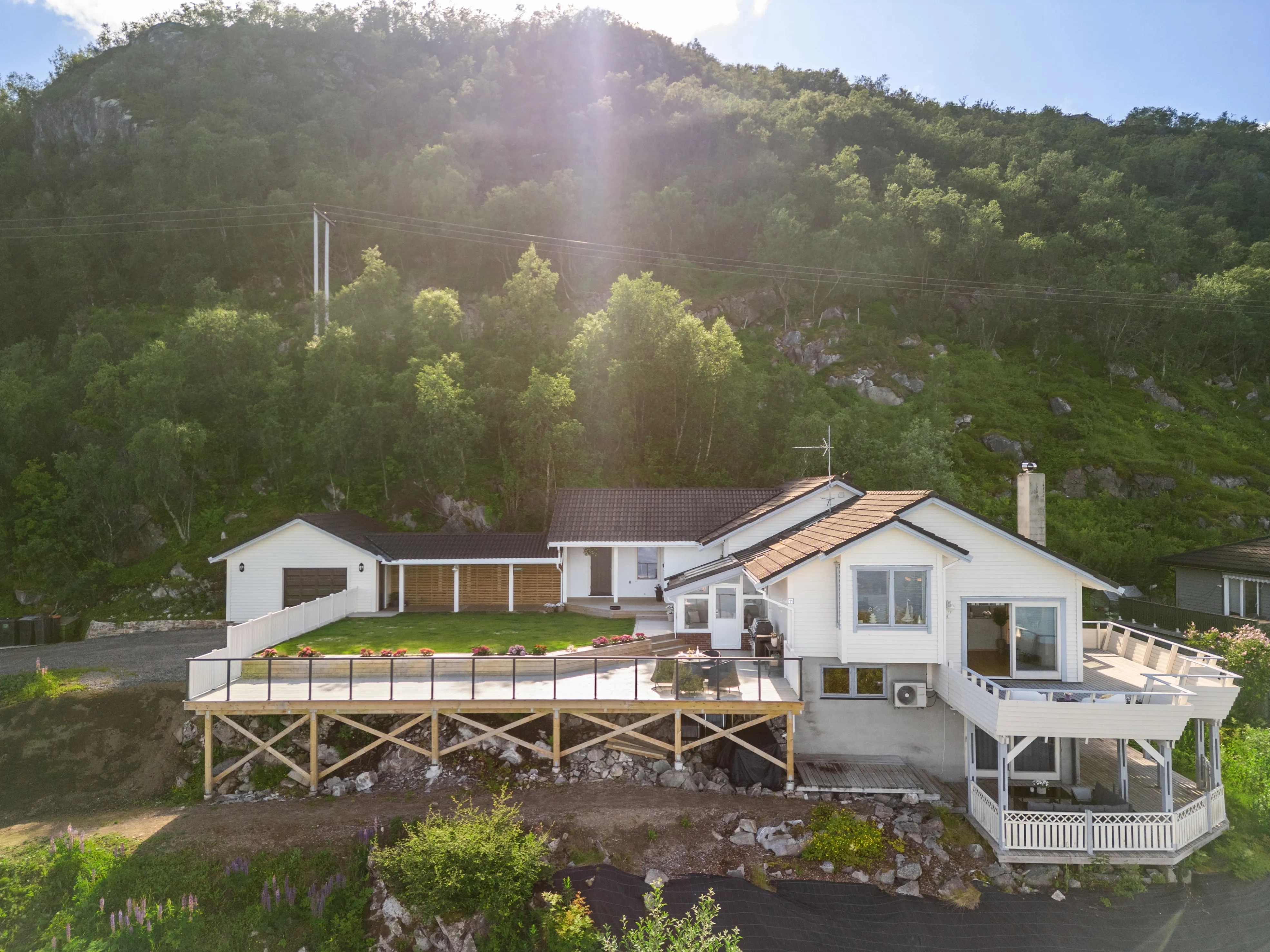 Spacious 6-Bedroom House with Sea Views in Harstad, Norway - Image 1