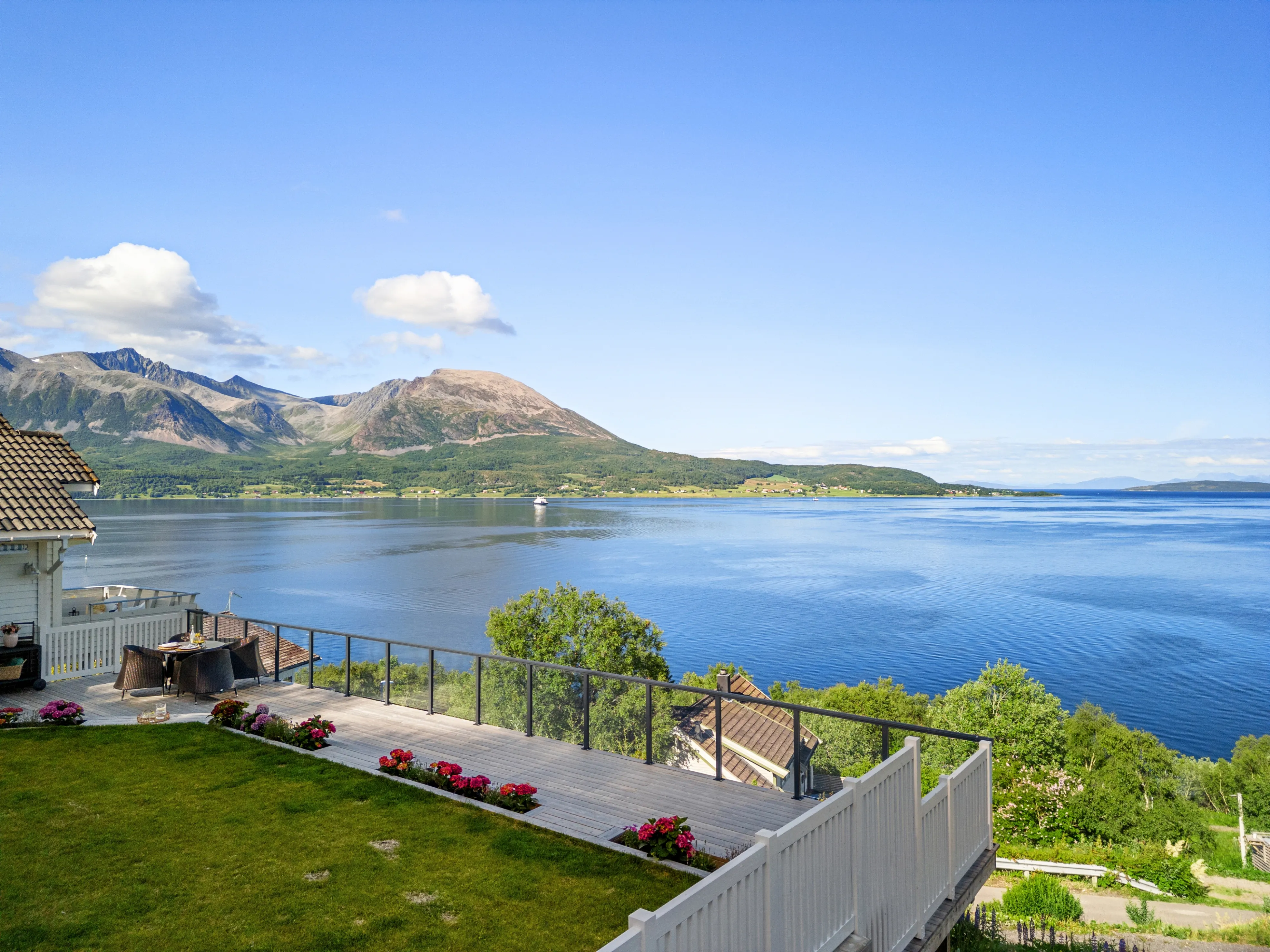 Spacious 6-Bedroom House with Sea Views in Harstad, Norway - Image 2