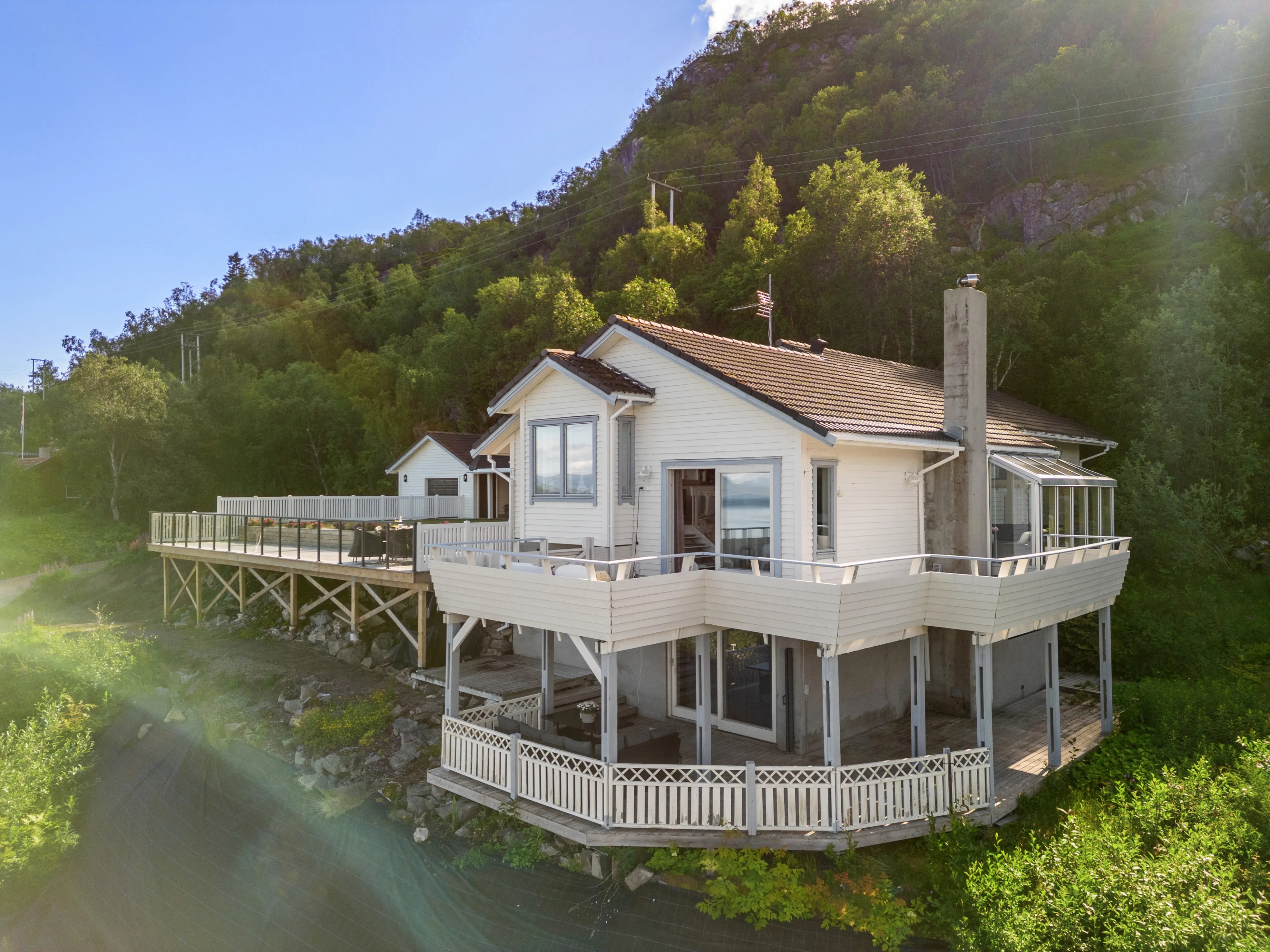 Spacious 6-Bedroom House with Sea Views in Harstad, Norway - Image 3