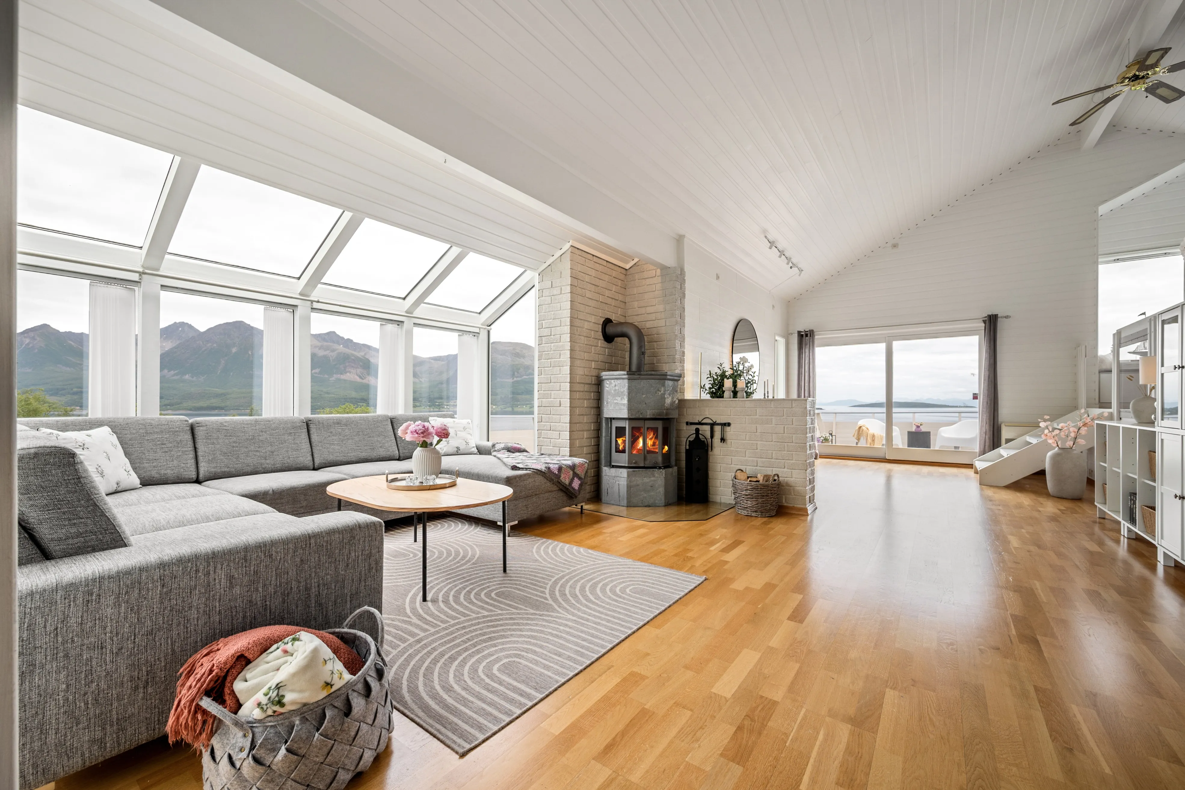 Spacious 6-Bedroom House with Sea Views in Harstad, Norway - Image 4