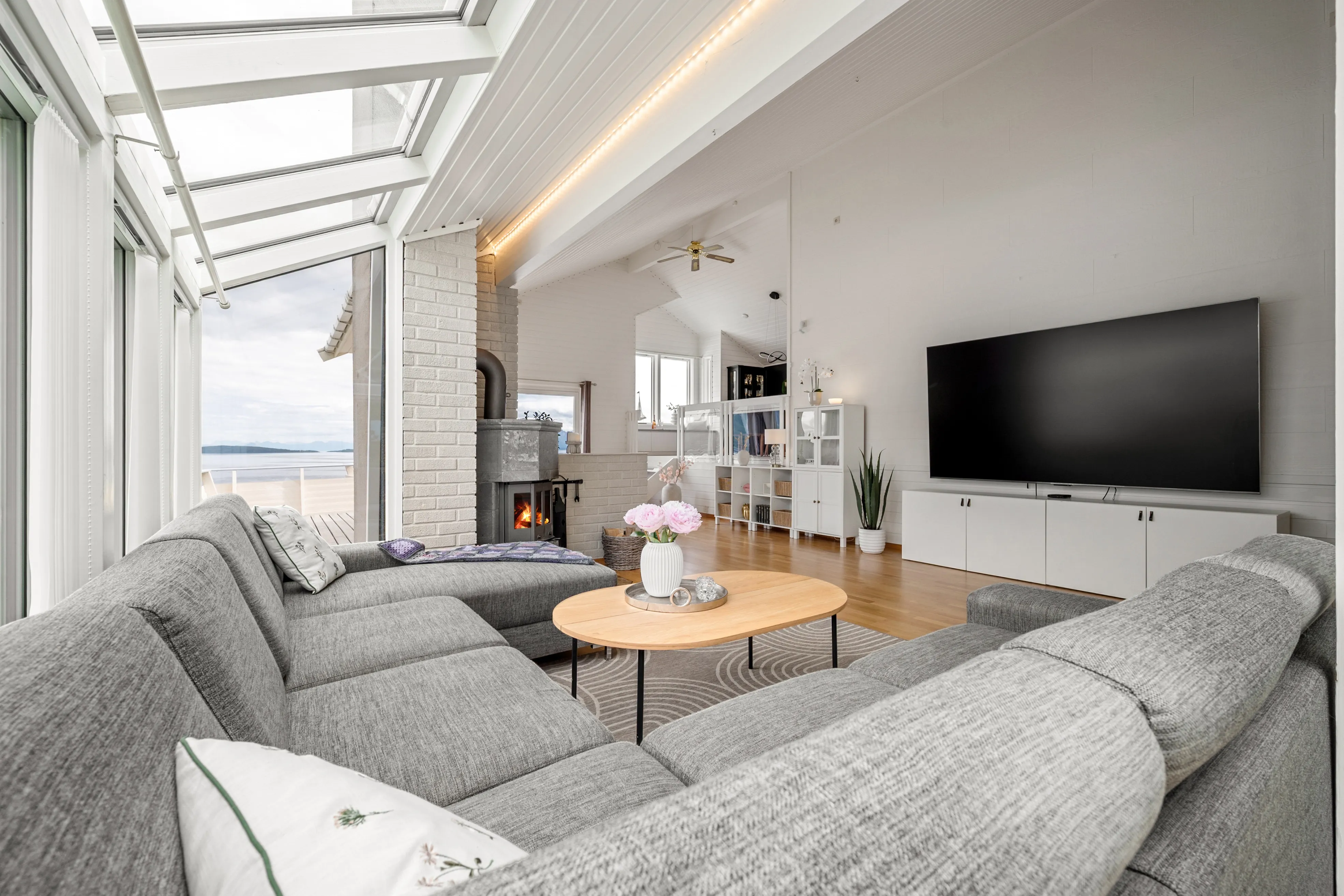 Spacious 6-Bedroom House with Sea Views in Harstad, Norway - View image 6 of 72