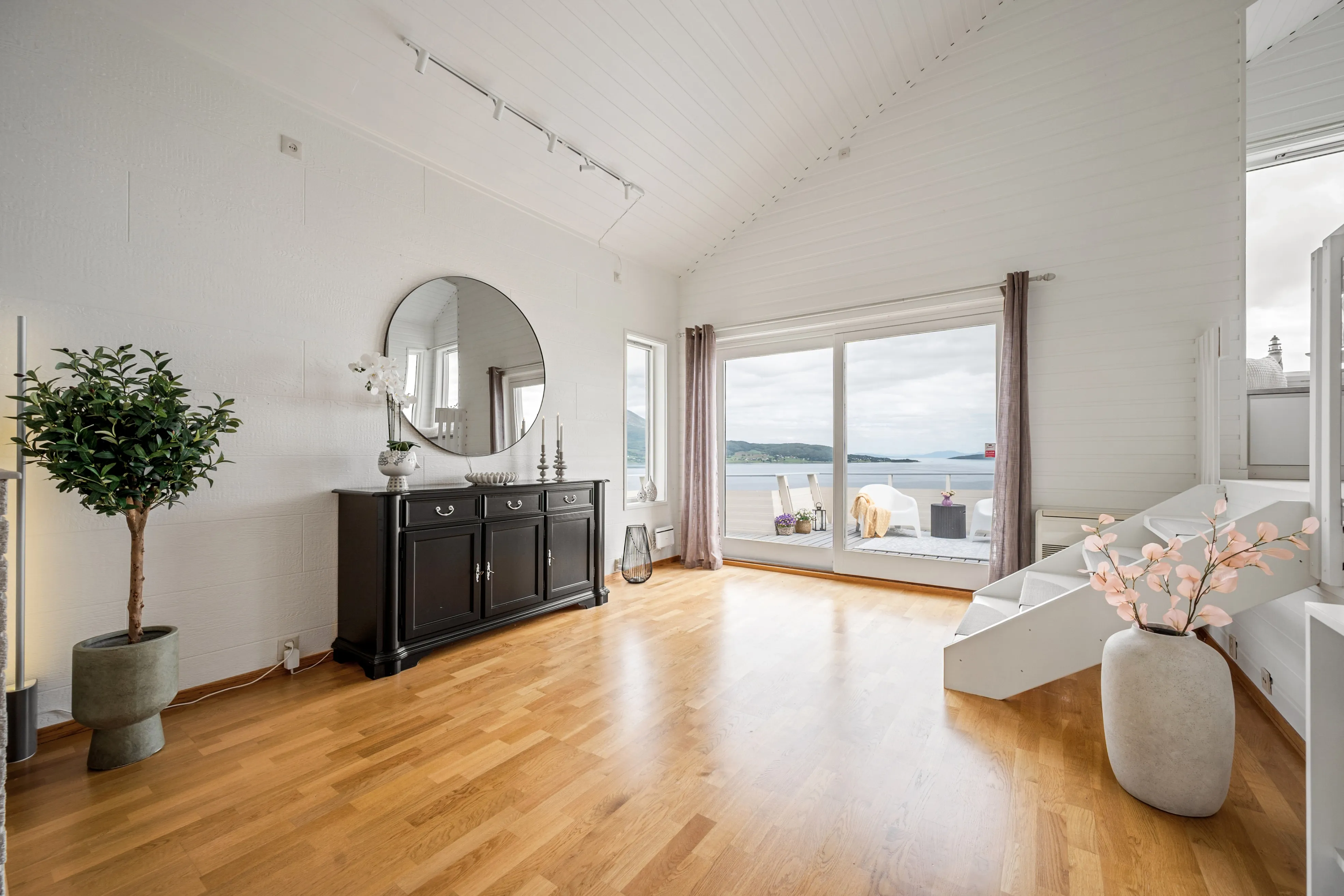 Spacious 6-Bedroom House with Sea Views in Harstad, Norway - View image 10 of 72