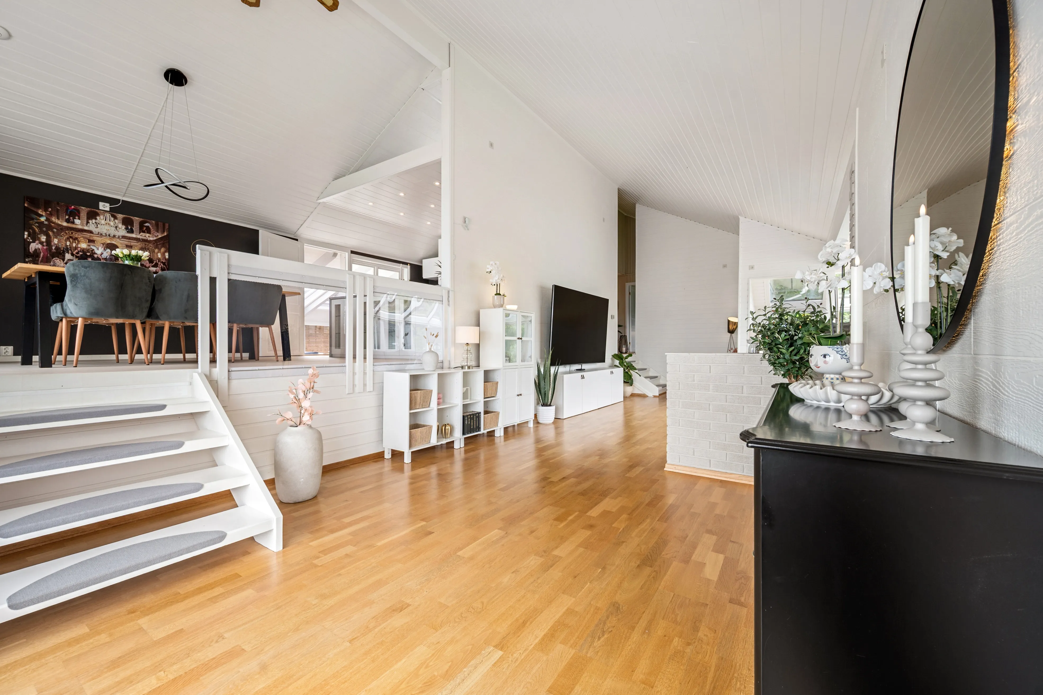 Spacious 6-Bedroom House with Sea Views in Harstad, Norway - View image 11 of 72