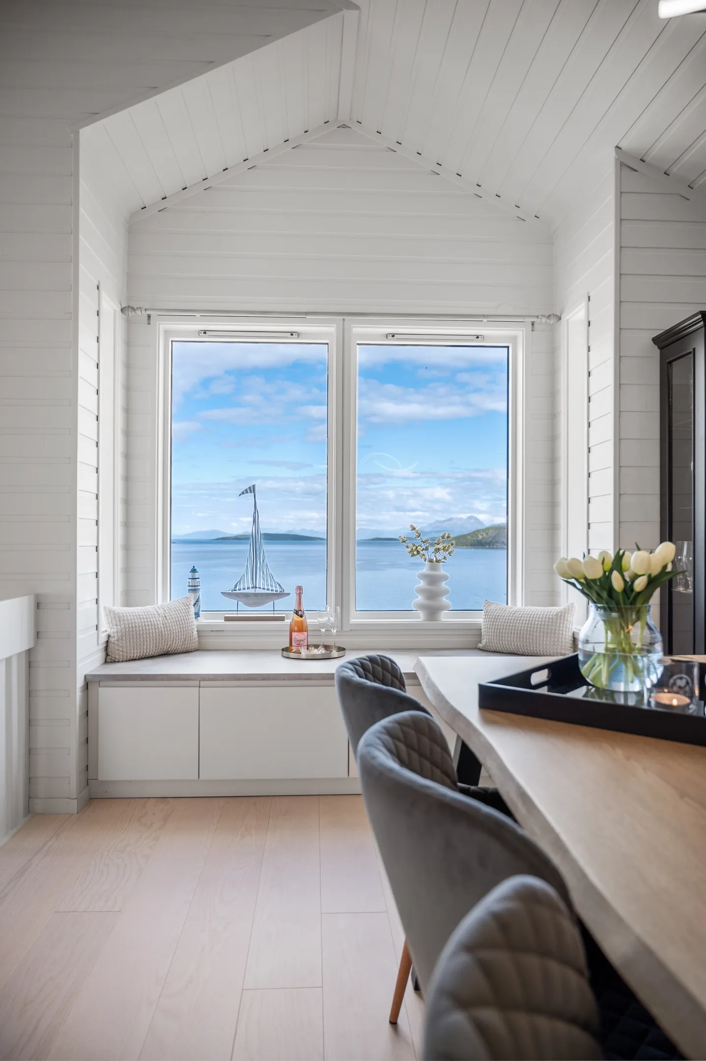 Spacious 6-Bedroom House with Sea Views in Harstad, Norway - View image 12 of 72