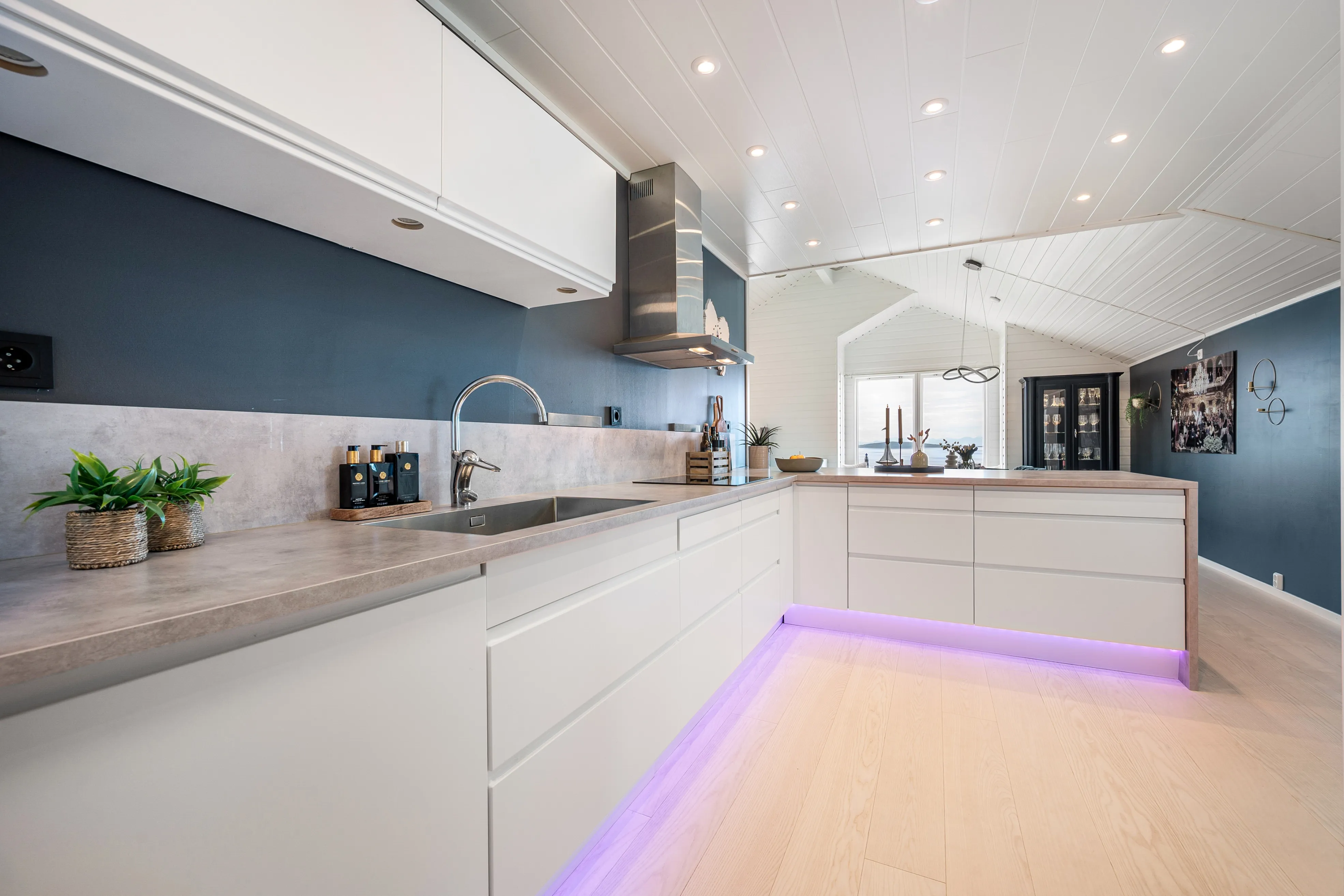 Spacious 6-Bedroom House with Sea Views in Harstad, Norway - View image 16 of 72