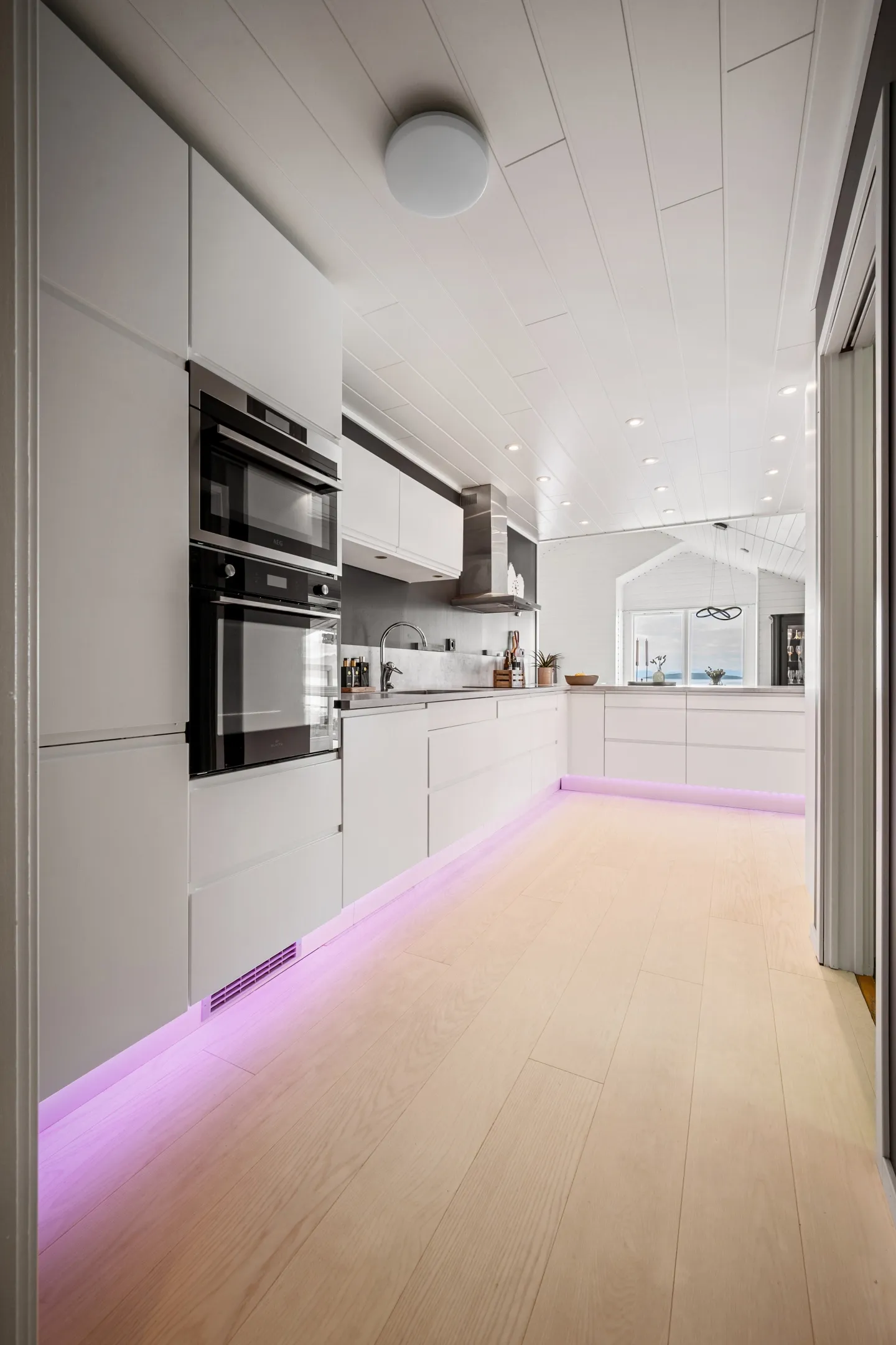 Spacious 6-Bedroom House with Sea Views in Harstad, Norway - View image 18 of 72
