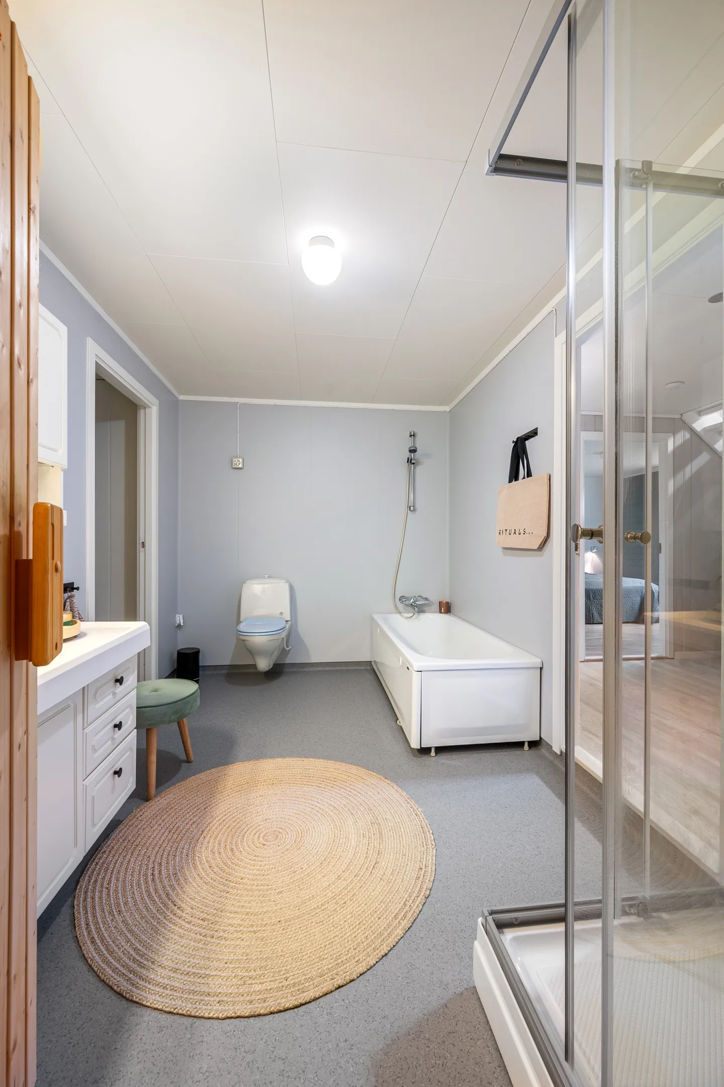Spacious 6-Bedroom House with Sea Views in Harstad, Norway - View image 41 of 72