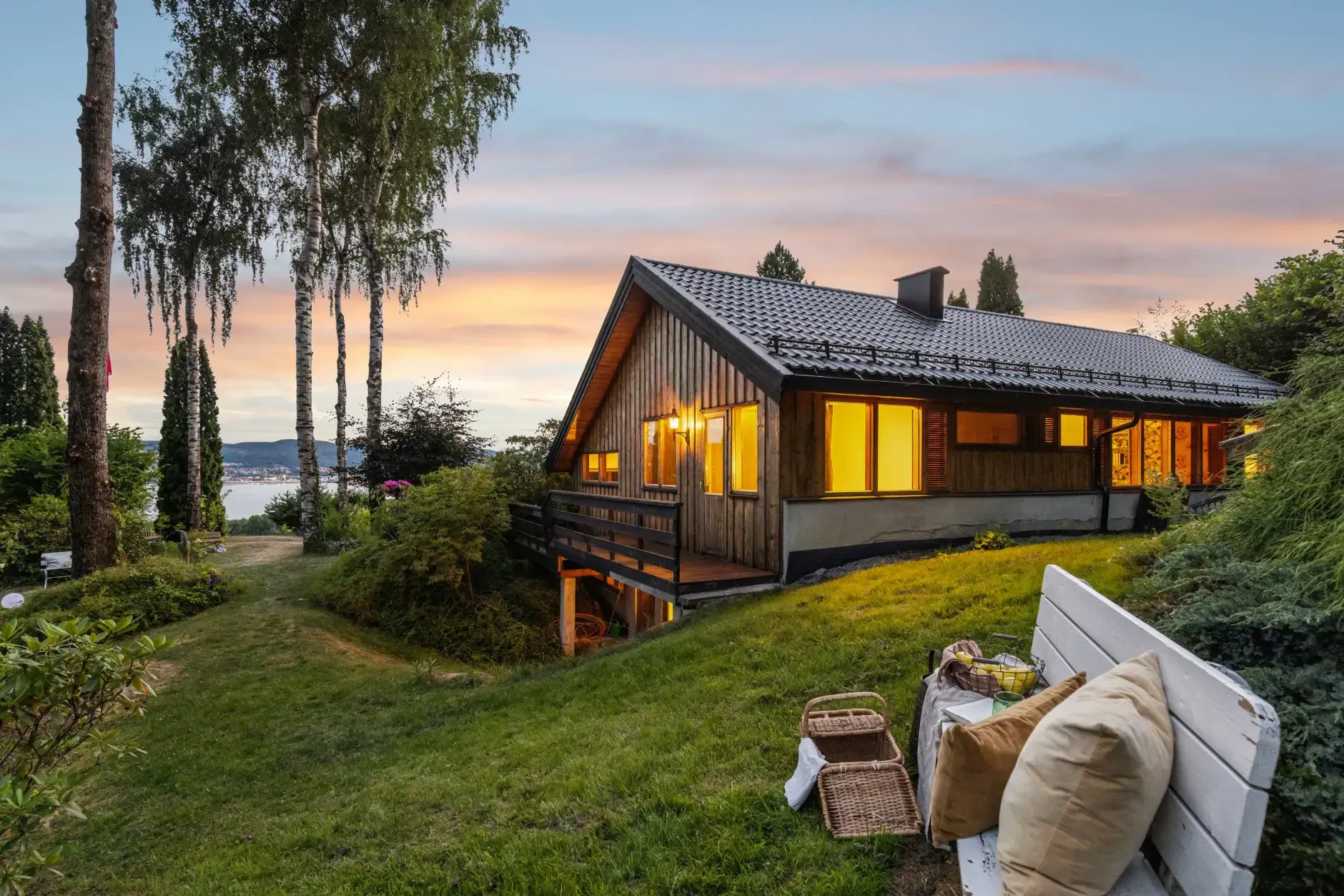 1970s Norwegian Bungalow with Garden and Basement in Lier - Image 1
