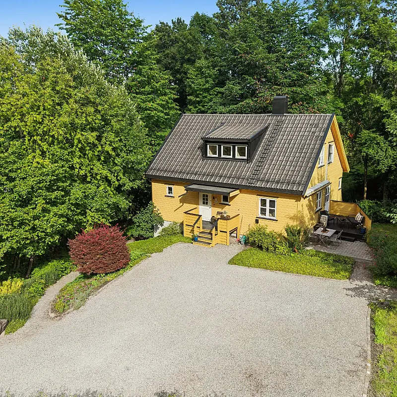 Spacious 5-Bedroom Family Home with Garden and Parking in Hvalstad, Norway