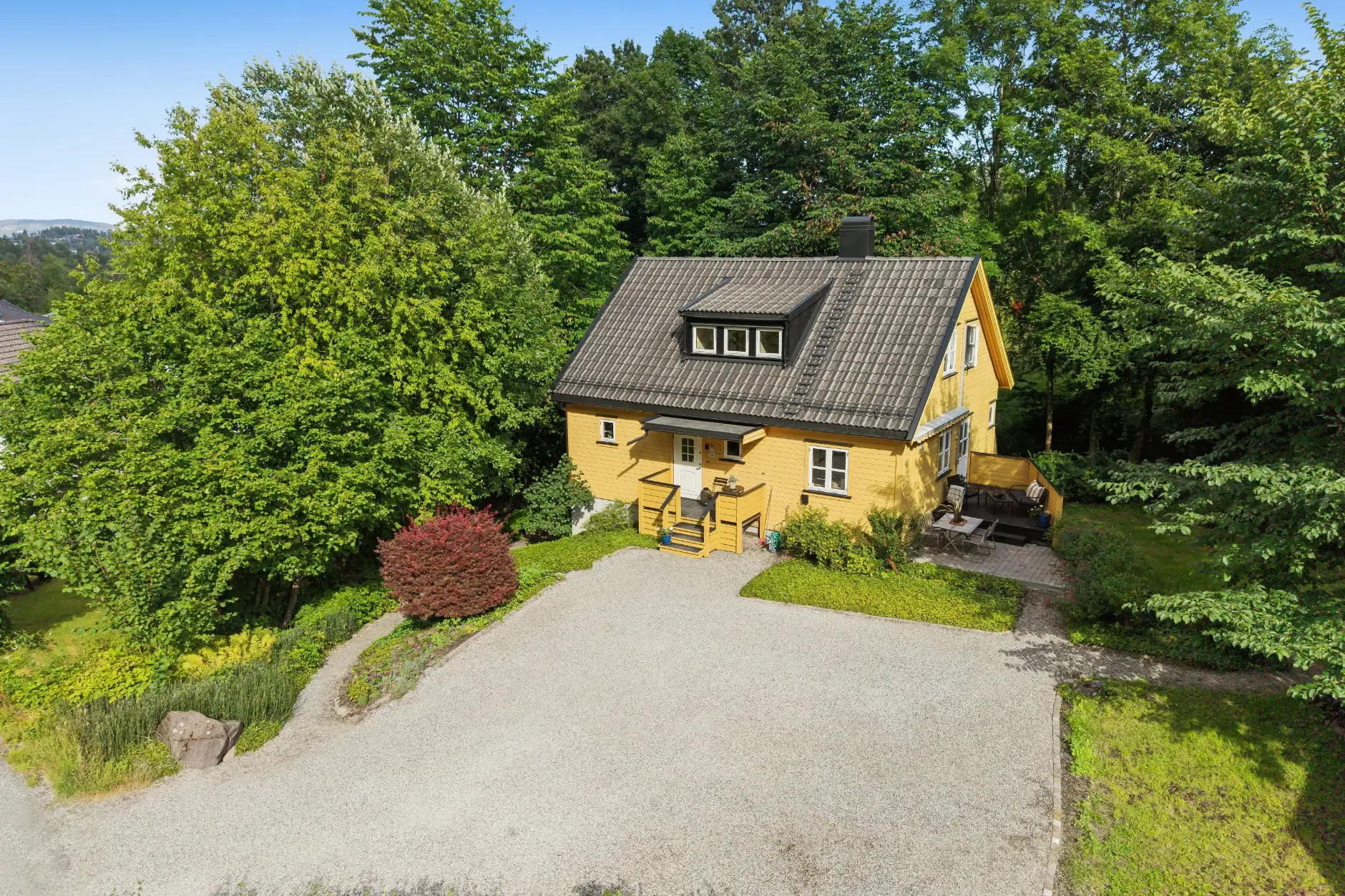 Spacious 5-Bedroom Family Home with Garden and Parking in Hvalstad, Norway - Image 1