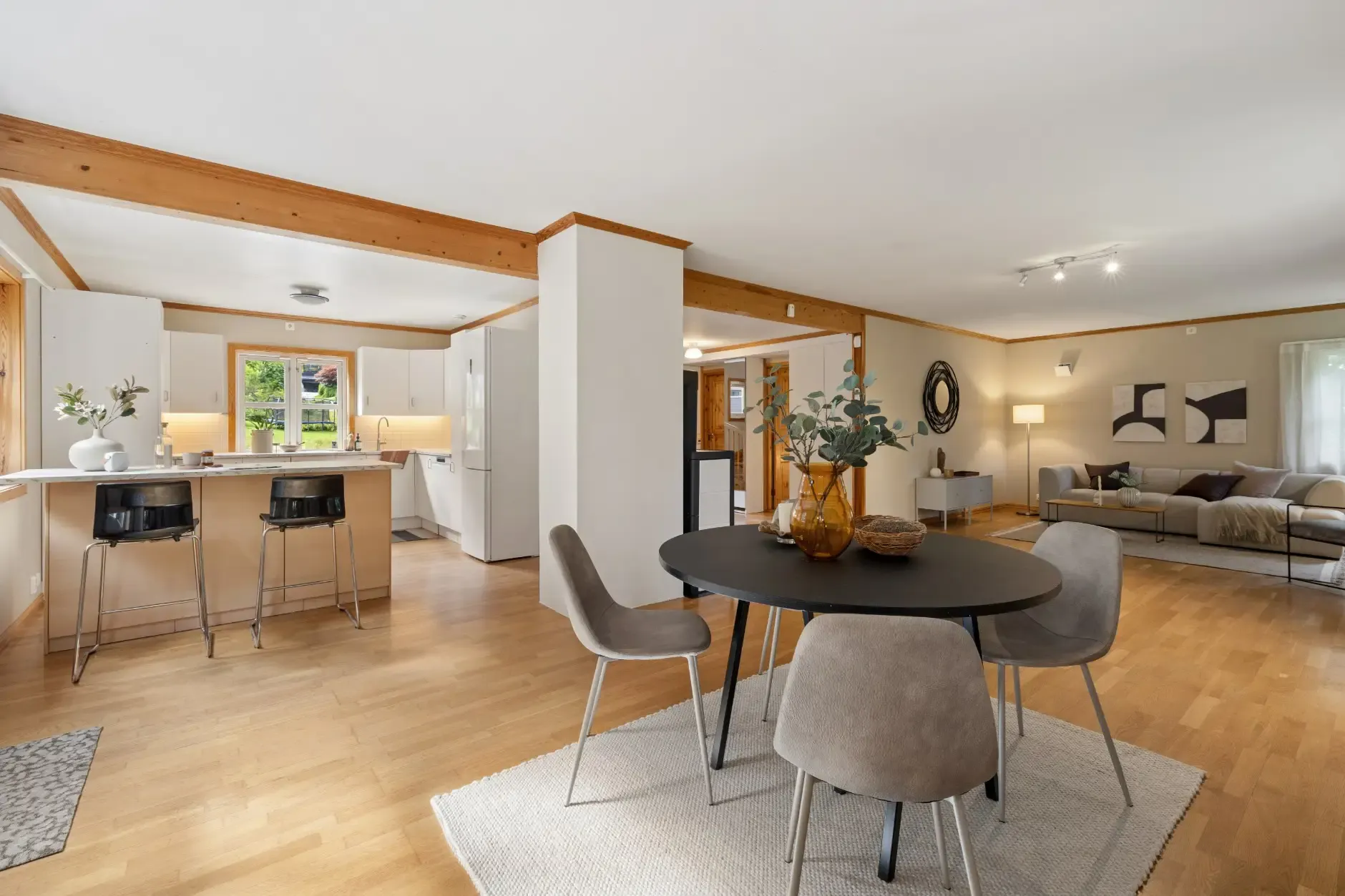 Spacious 5-Bedroom Family Home with Garden and Parking in Hvalstad, Norway - Image 2