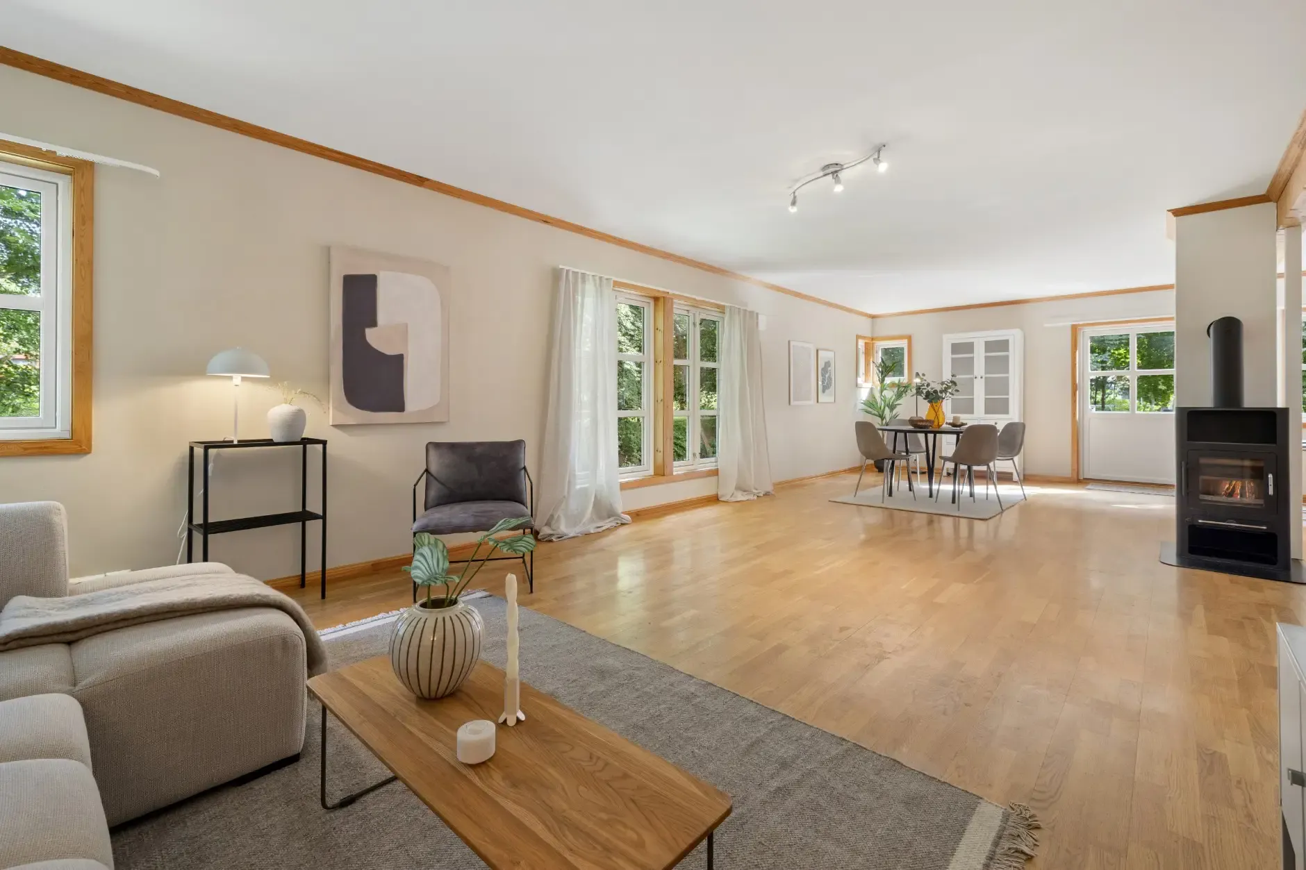 Spacious 5-Bedroom Family Home with Garden and Parking in Hvalstad, Norway - Image 4