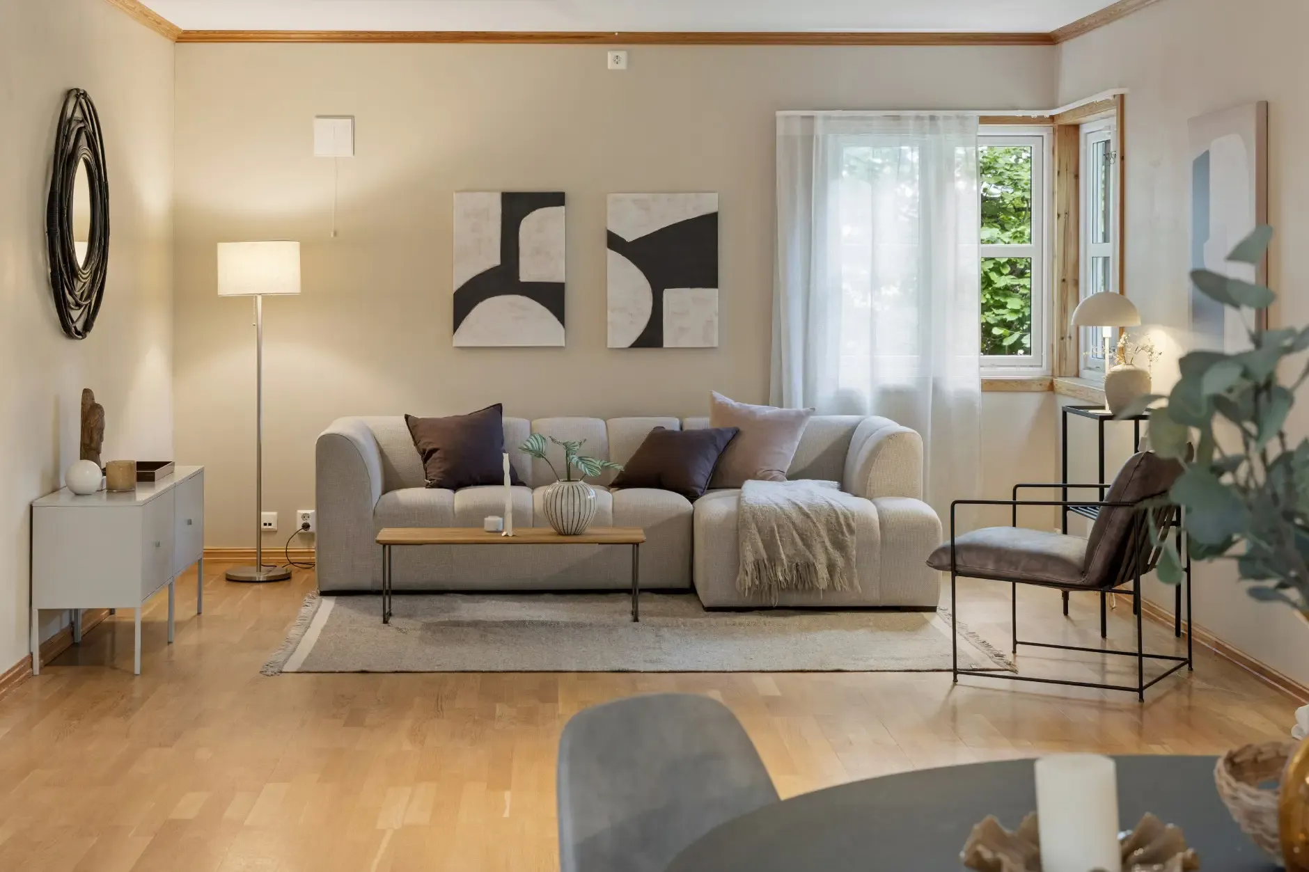 Spacious 5-Bedroom Family Home with Garden and Parking in Hvalstad, Norway - Image 5