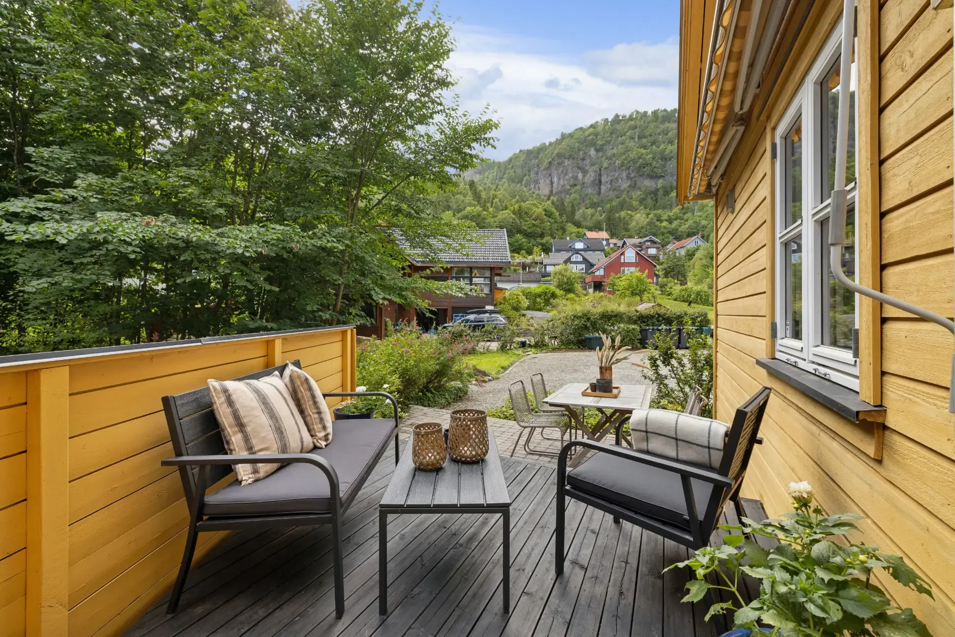 Spacious 5-Bedroom Family Home with Garden and Parking in Hvalstad, Norway - View image 7 of 35